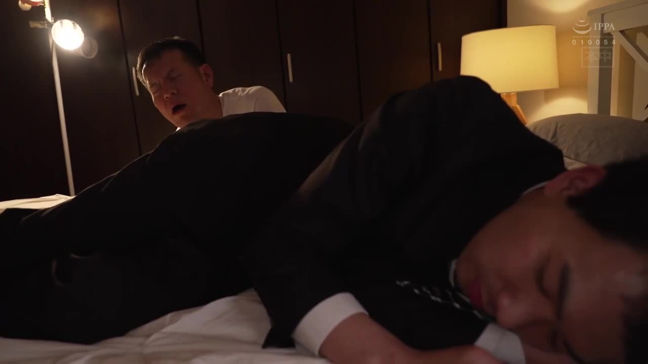 一年未抱的华丽纤细妻子，在狭小的密室空间中，被义父偷偷以汗淋淋的播种压NTR。仓本蓳 - AV大平台-中文字幕,成人影片,AV,国产,线上看