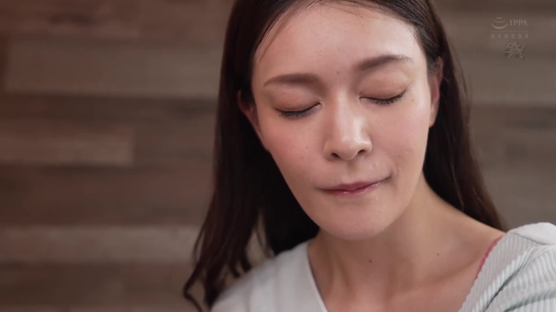 透过配对应用程式与朋友的母亲团聚，我很欣赏她的美丽。两人之间的紧张关系被割断，他们抛弃了理性，凭着本能相互交融。橘玛丽 - AV大平台-中文字幕,成人影片,AV,国产,线上看