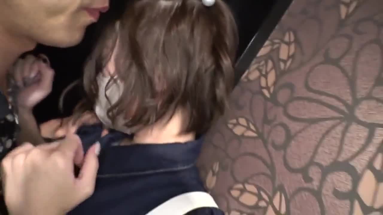 这样的孩子……被潮水淹没了！ 「你对现场音乐有兴趣吗？光卖票一个月就可以赚150万日元！」（自称）是个看起来活泼的女孩，推荐我加入一家活动公司。 既然无良多人模式确定了，那就开始改造世界吧！ 衣裙包裹着修长的... - AV大平台-中文字幕,成人影片,AV,国产,线上看