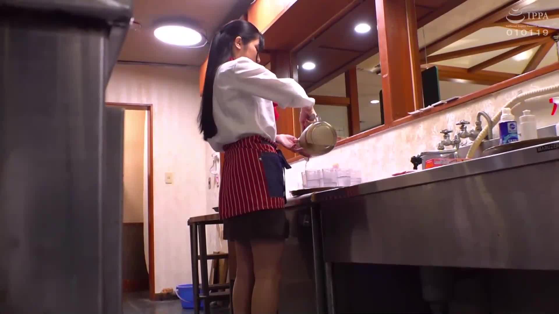 耻辱！ 美少女完全淫荡大爆炸转子电压85倍！ 家庭餐厅打工的女孩，紧绷的男人身上插入了炸弹转子，让她在露天无情地失禁，震动比电动按摩器还强 - AV大平台-中文字幕,成人影片,AV,国产,线上看