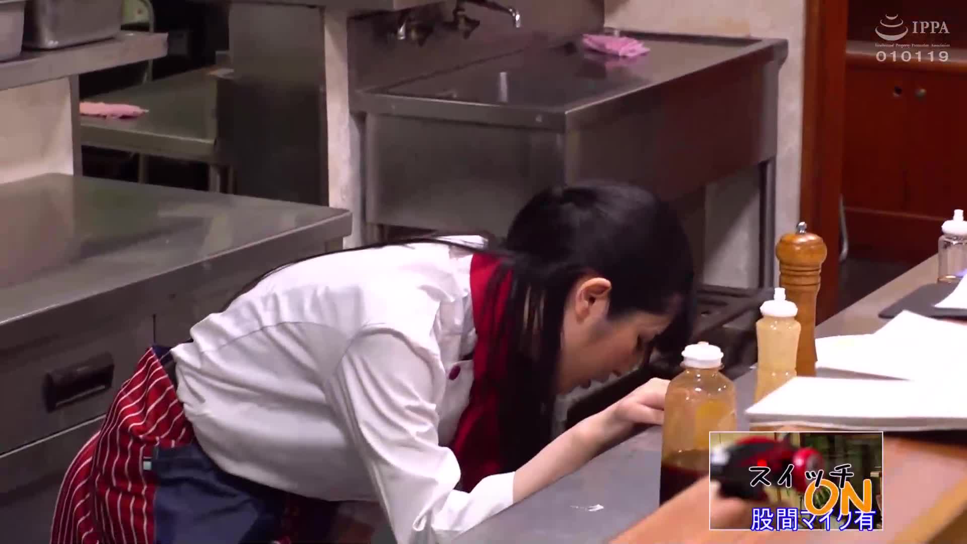 耻辱！ 美少女完全淫荡大爆炸转子电压85倍！ 家庭餐厅打工的女孩，紧绷的男人身上插入了炸弹转子，让她在露天无情地失禁，震动比电动按摩器还强 - AV大平台-中文字幕,成人影片,AV,国产,线上看