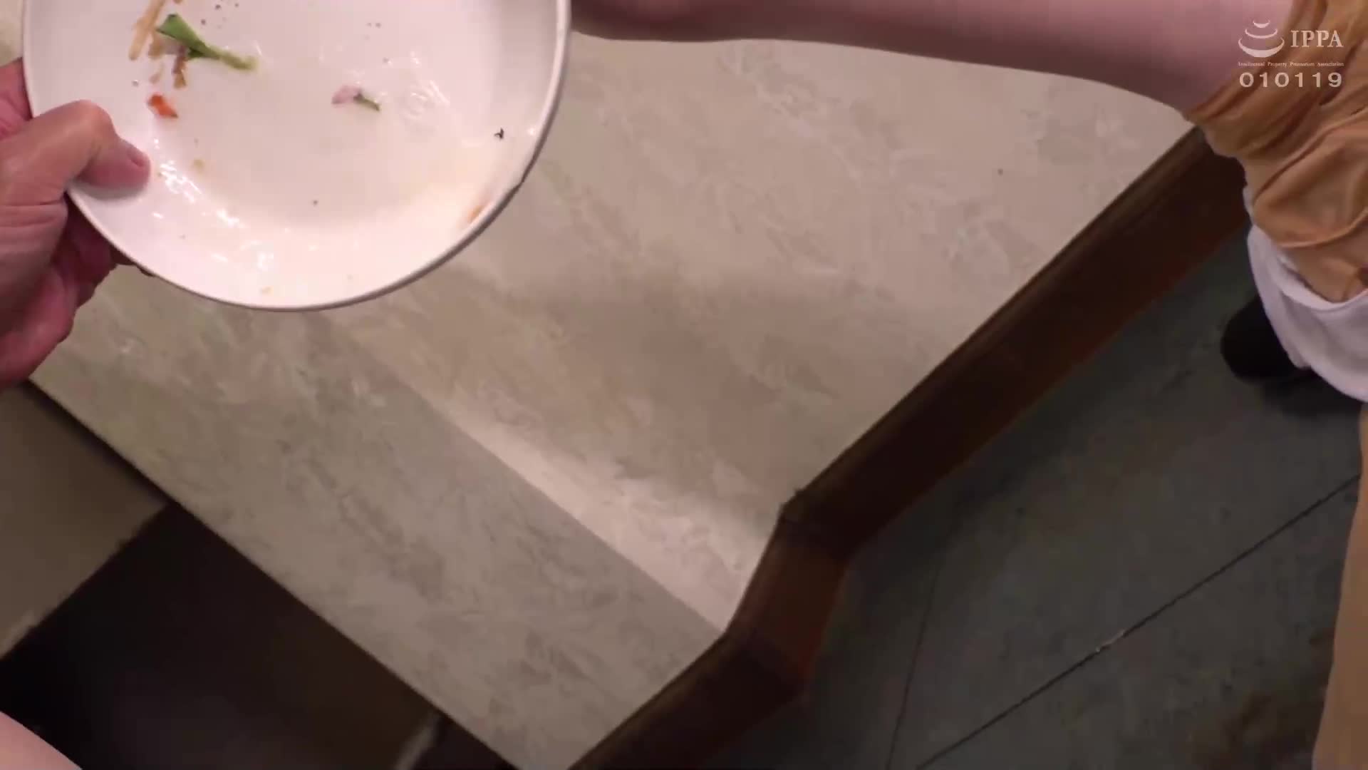 耻辱！ 美少女完全淫荡大爆炸转子电压85倍！ 家庭餐厅打工的女孩，紧绷的男人身上插入了炸弹转子，让她在露天无情地失禁，震动比电动按摩器还强 - AV大平台-中文字幕,成人影片,AV,国产,线上看