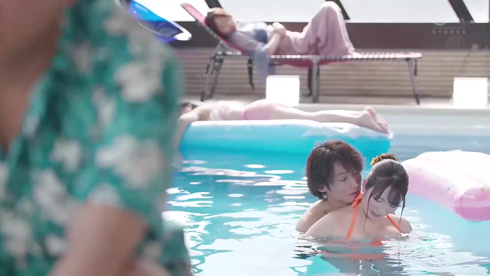 度假村泳池NTR 专属美女×成熟的比基尼...背德感与开放感交错的NTR剧情―。小花暖 - AV大平台-中文字幕,成人影片,AV,国产,线上看