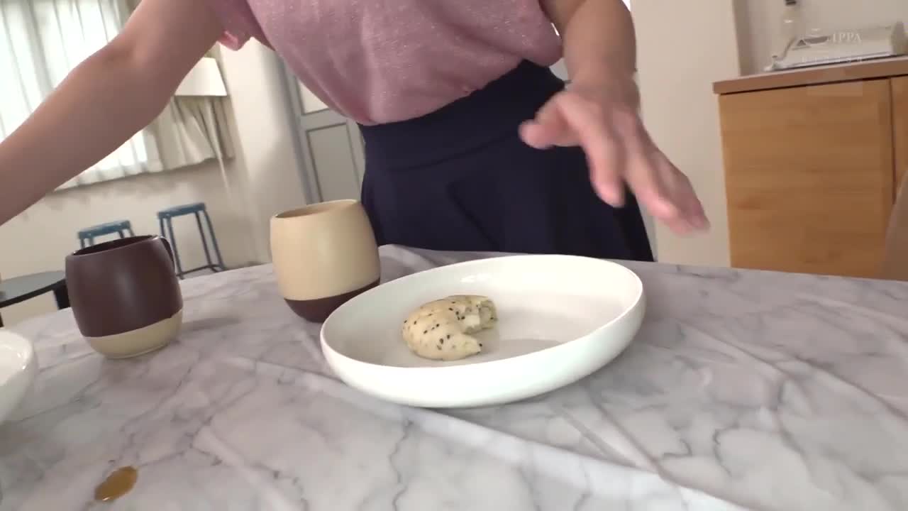 趁着丈夫不在，突击大屁股人妻的家！穿着T字裤固定按摩棒，挑战在限定时间内搭起多米诺骨牌赢得100万日圆！挑战失败即刻进行内射罚游戏！ 4 - AV大平台-中文字幕,成人影片,AV,国产,线上看