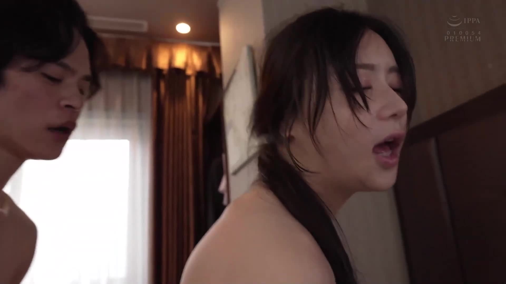 在义姐的出差同行中，突然下起了豪雨，我们被迫同住一间房间...看着她湿透的身体，我无法控制自己，直到天亮前不停地射精在她体内...。 白峰美羽 - AV大平台-中文字幕,成人影片,AV,国产,线上看