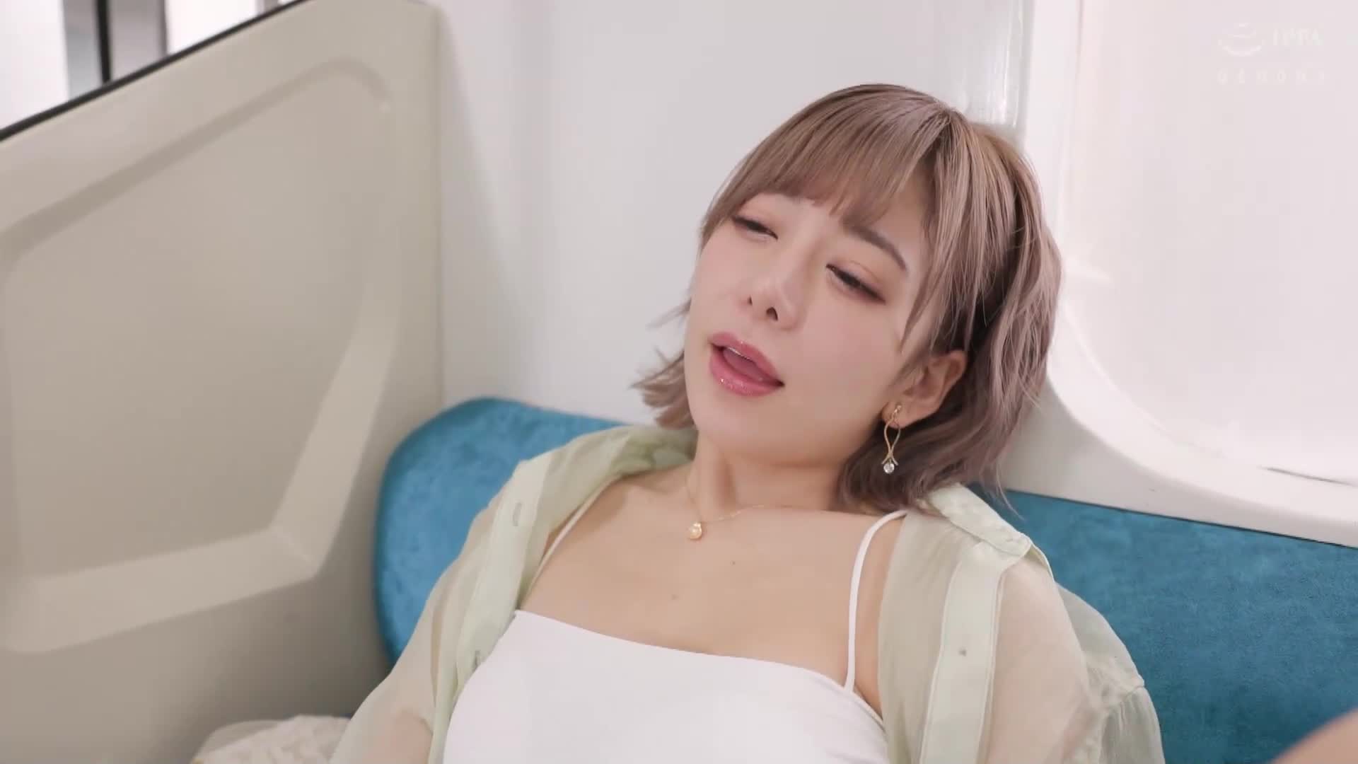 在一辆废弃的当地火车上，他羞辱了几个愚钝的老男人，追着他们跑，并强迫他们射精 13 次！ ！有村望，一个舔荡妇女孩，即使你来了也不会让你回家 - AV大平台-中文字幕,成人影片,AV,国产,线上看