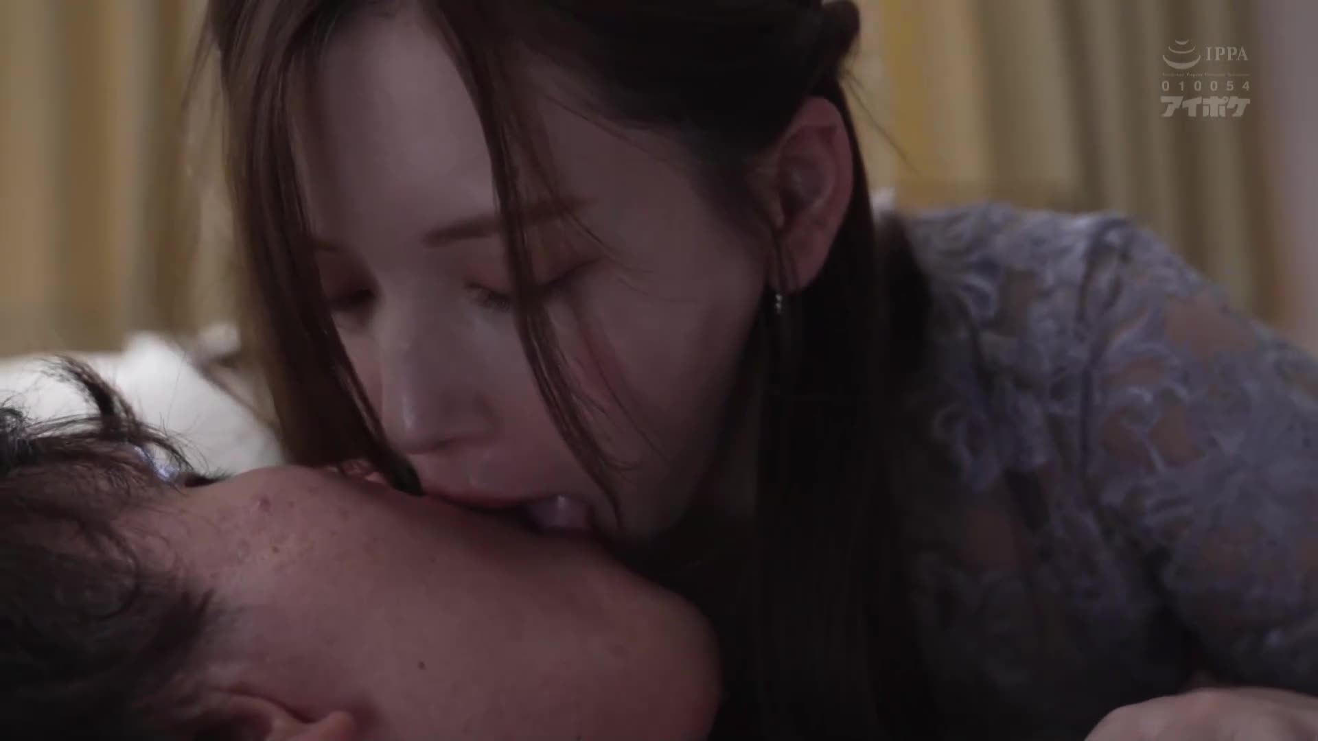 让我们一起享受H吧！在婚礼的二次会宅饮み中，一位性欲旺盛的未婚女性与所有男性发生关系。激烈的精液挤取！明里紬 - AV大平台-中文字幕,成人影片,AV,国产,线上看