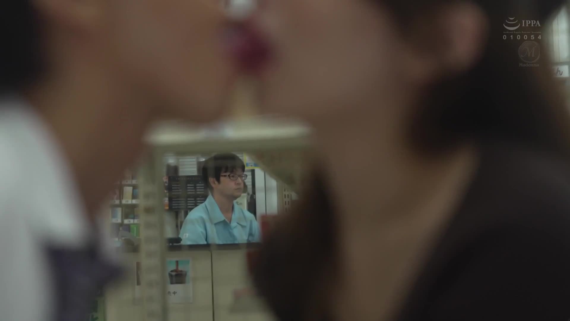 在营业时，他们一直被侵犯著...。为了保护店铺，便舍身献出的便利店兼职妻子在店内提供性服务。广濑百合 - AV大平台-中文字幕,成人影片,AV,国产,线上看