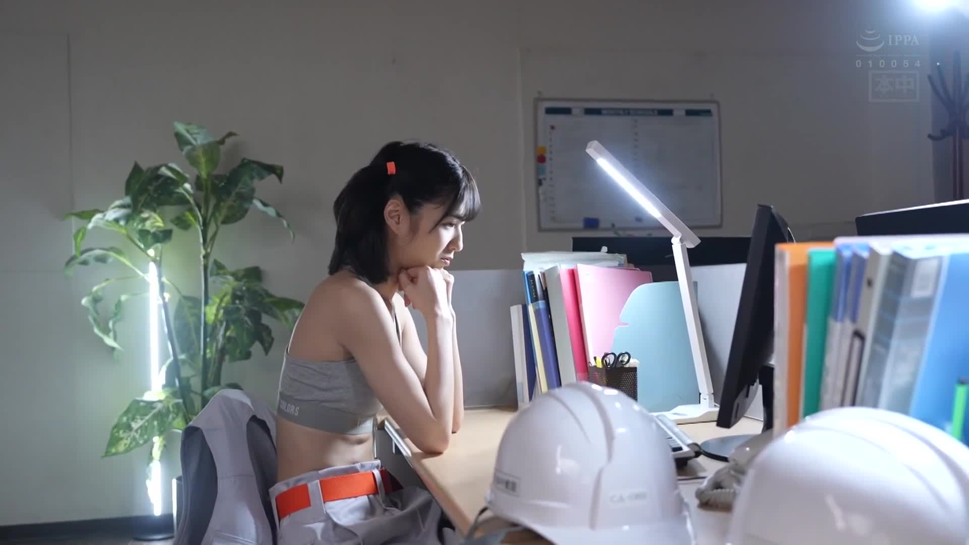 即使不能做力气活，却极具高压和男性气概的女性现场监督，在激烈的抽插中，她纤细的裸体被扭曲和破坏，最终被串刺中出。仓本蓳 - AV大平台-中文字幕,成人影片,AV,国产,线上看