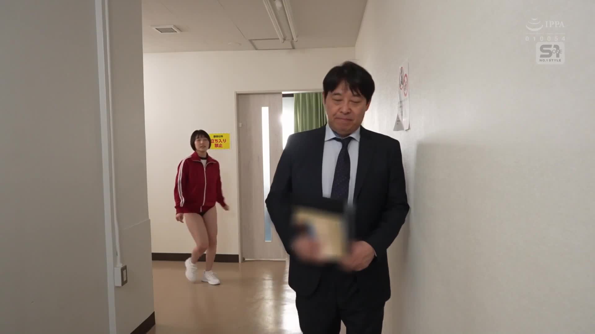 严肃学生的无胸罩水手服诱惑，每天都穿着无胸罩的年轻魔鬼般的魅力向导师示好，导师无法保持理性，在校内进行背德性行为 糸井瑠花 - AV大平台-中文字幕,成人影片,AV,国产,线上看