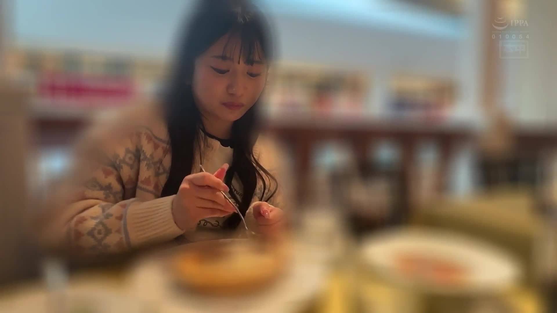 儿子和妻子回老家，我怀着期待约着儿子就读的幼儿园的可爱娇小保育老师约会，一开始被拒绝了但隔天她却突然答应了，在横滨约会后带她去附近的旅馆，看她表情好像也很期待...北冈果林 - AV大平台-中文字幕,成人影片,AV,国产,线上看