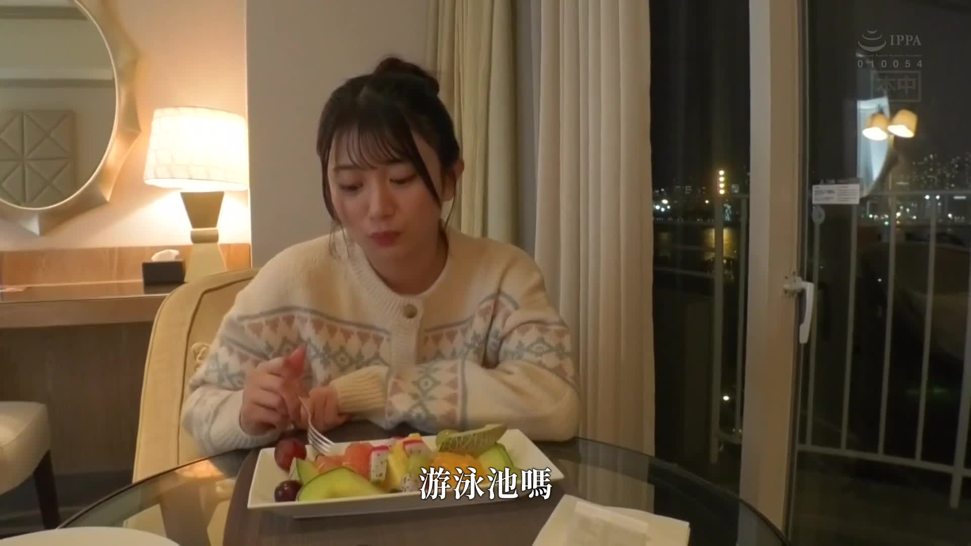 儿子和妻子回老家，我怀着期待约着儿子就读的幼儿园的可爱娇小保育老师约会，一开始被拒绝了但隔天她却突然答应了，在横滨约会后带她去附近的旅馆，看她表情好像也很期待...北冈果林 - AV大平台-中文字幕,成人影片,AV,国产,线上看