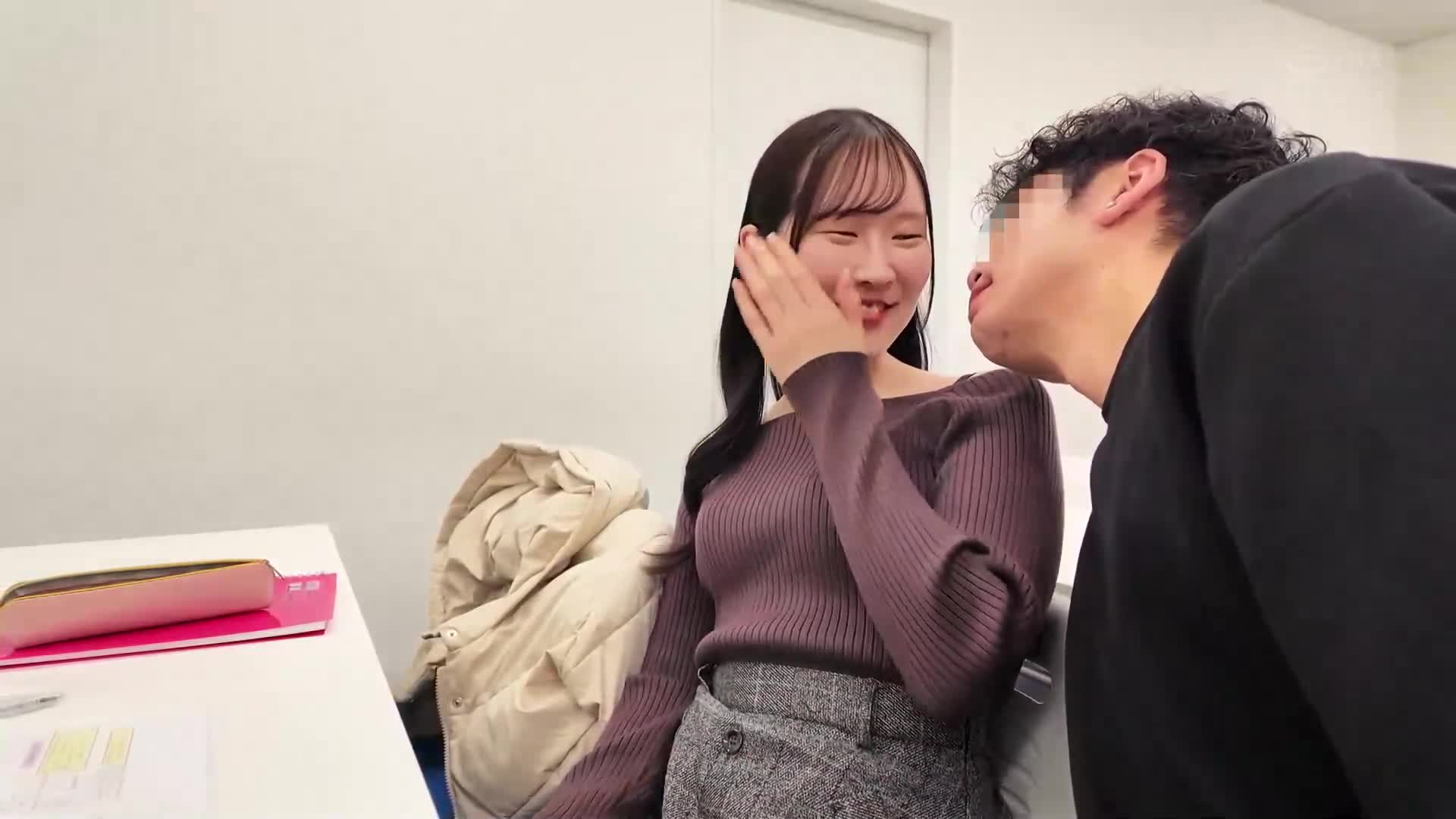一位想成为女主播的美丽可爱现役大学生 AV DEBUT ～Episode 0～，21岁的梅尔小姐。在那起事件之后对电视台主播感到幻灭，反而对性爱上瘾的变态美女。 - AV大平台-中文字幕,成人影片,AV,国产,线上看