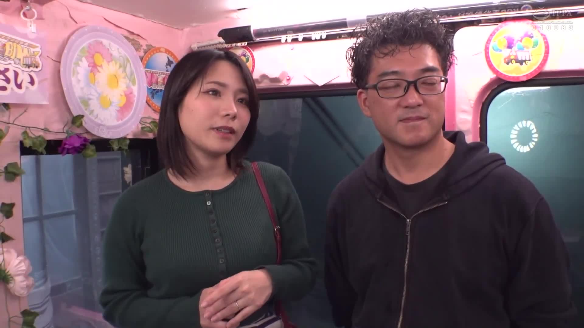 一般男女监控AV×魔术镜便合作企划 爱妻眼前在街上被NTR！清纯的人妻挑战「仅用口吞过安全套」！ 2 不动手就吞下大鸡巴的久违妻子的穴儿湿润液溢出！在丈夫眼前被抢走最后还脱掉保险套生中出！ - AV大平台-中文字幕,成人影片,AV,国产,线上看