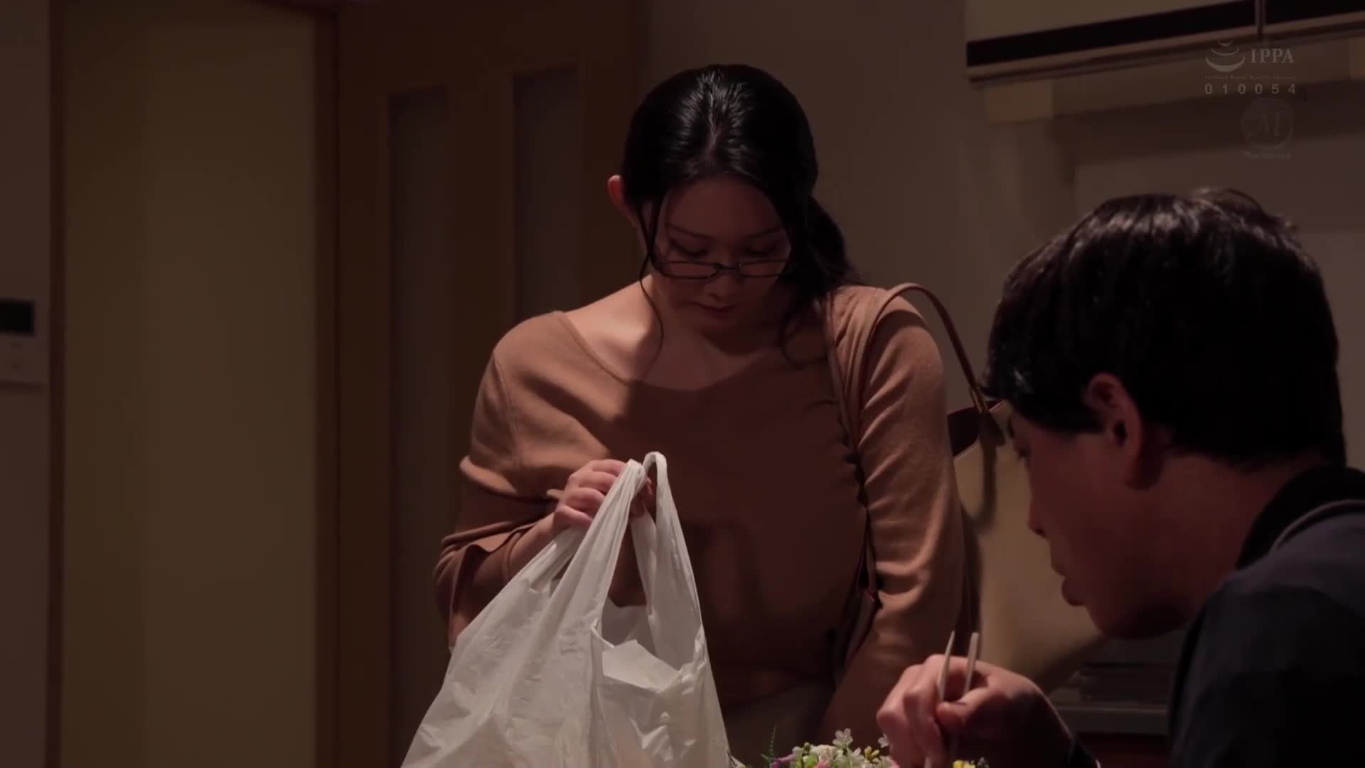 通勤途中，我总是被猥亵...被附近的坏小孩们围观的N罩杯巨乳妻 城崎百濑 - AV大平台-中文字幕,成人影片,AV,国产,线上看