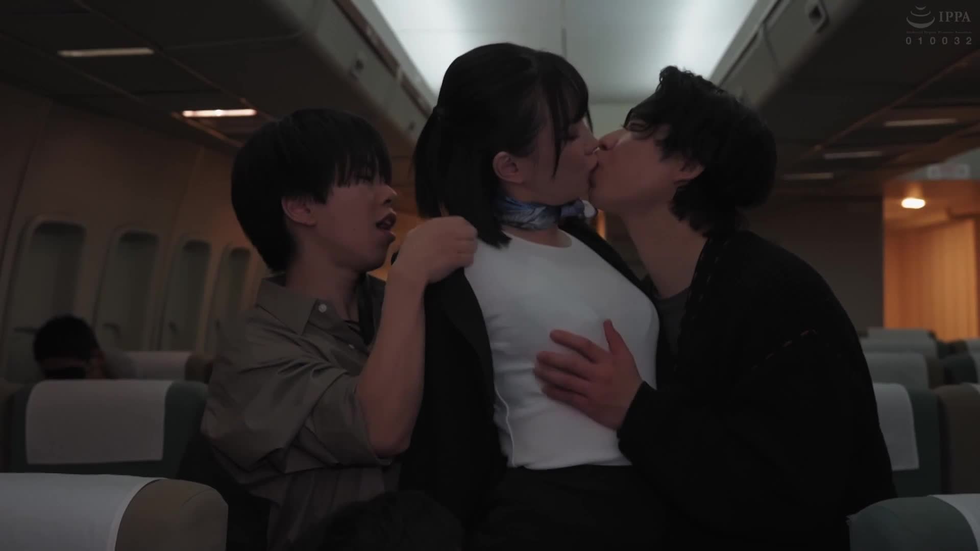 小弟弟，拜托。国内线最强的客诉处理头等舱痴女空姐 美谷朱音 - AV大平台-中文字幕,成人影片,AV,国产,线上看