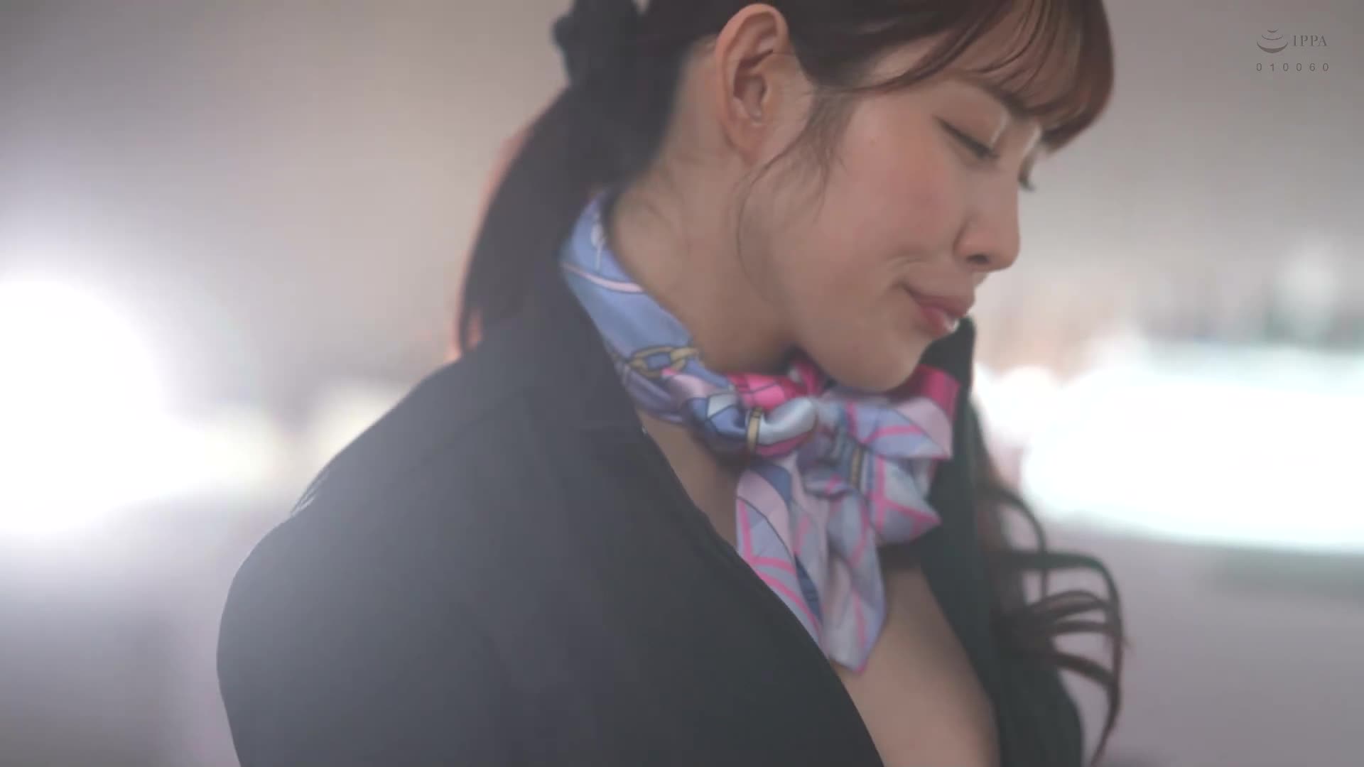 妻的陪同下，来到化妆品楼层的美容顾问有著丰满诱人唇和挑逗眼神的脸部性器，一生中的一次出轨机会。在妻子不注意的时候，进行浓厚接吻和深深吸吮，无法返回的结合，纷扰的接吻标记和激情满足中出不伦。 - AV大平台-中文字幕,成人影片,AV,国产,线上看