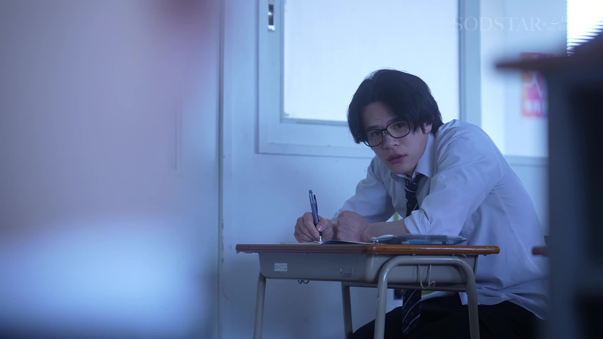 婚期逃过的吵闹学校教师是校内露出的变态，生活在上课时间里。他的兴趣被学生发现，像猿一样被迫进行交配，使她回想起自己的雌性本能 唯井真寻 - AV大平台-中文字幕,成人影片,AV,国产,线上看