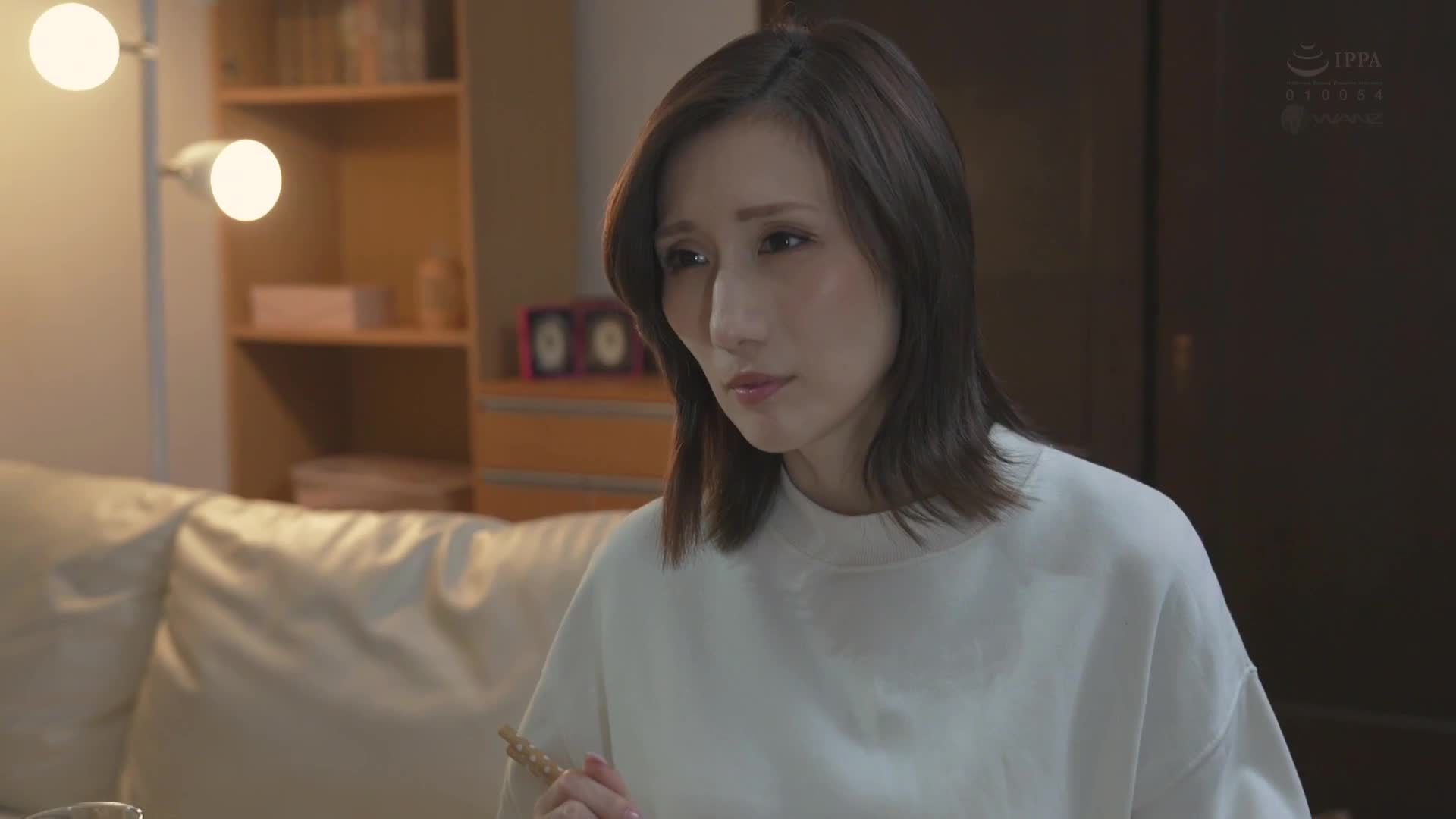 一位已经开始做隙间工作的人妻与前男友意外重逢，彼此的寂寞仿佛互相填补，燃烧起了三个小时的激情。 JULIA - AV大平台-中文字幕,成人影片,AV,国产,线上看
