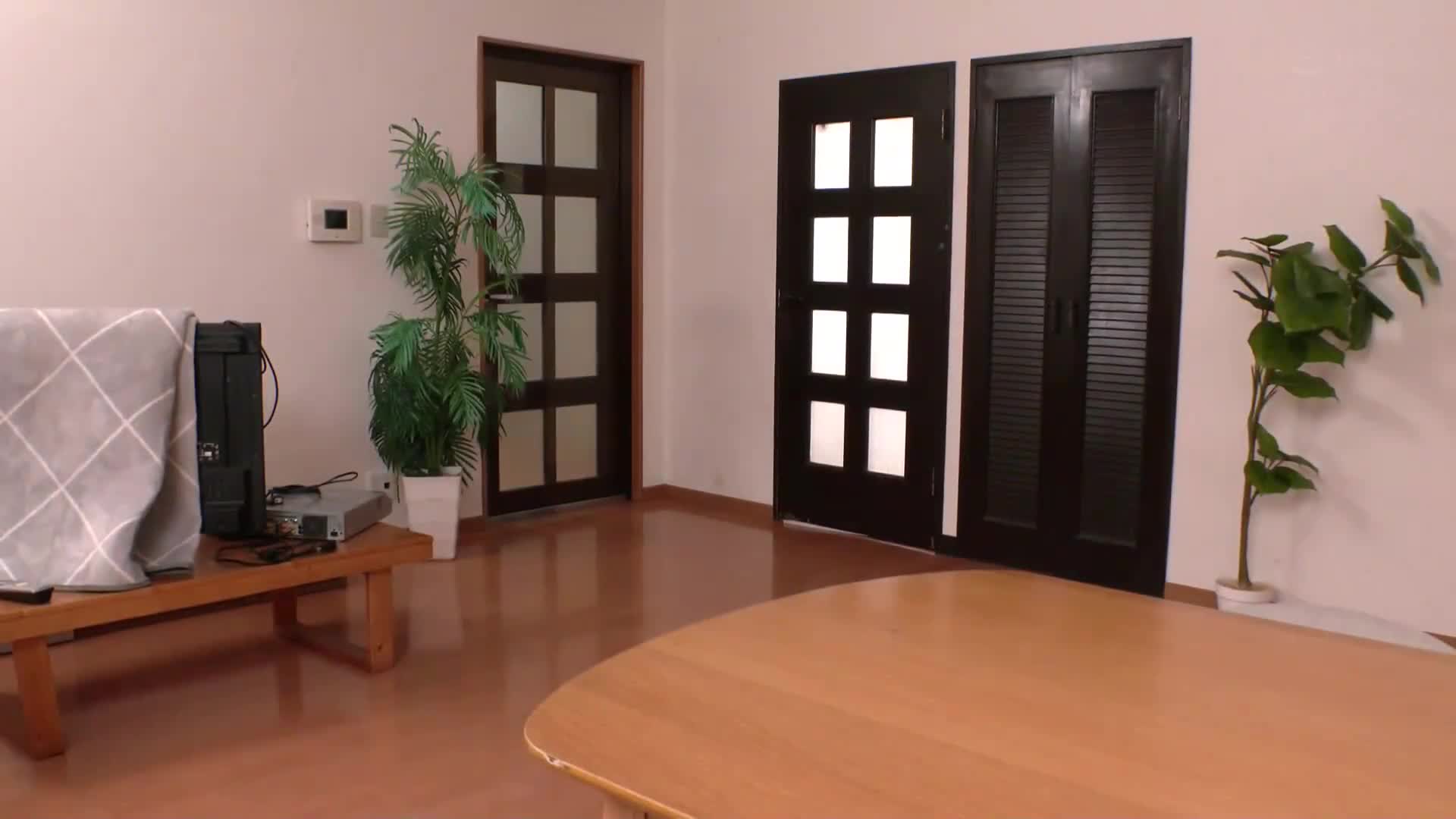 在流动中，妻子与一位完全没有意识到的异性发生了「随波逐流的性行为」…原本只是一次的打算，但那根巨大的快感让她无法忘怀…。佐藤爱瑠 - AV大平台-中文字幕,成人影片,AV,国产,线上看