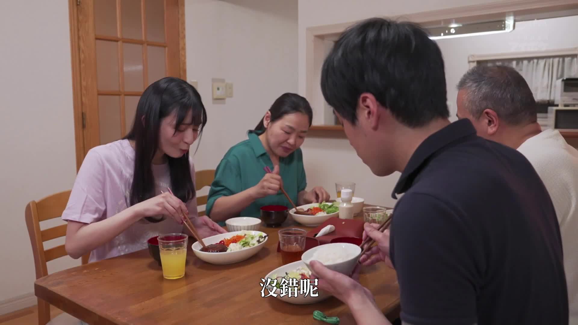 脆弱的妹妹无意识地展示着饱满的大腿绝对领域，让我无法忍耐…失去理智，猛烈地击打着她丰满的屁股。樱若菜 - AV大平台-中文字幕,成人影片,AV,国产,线上看
