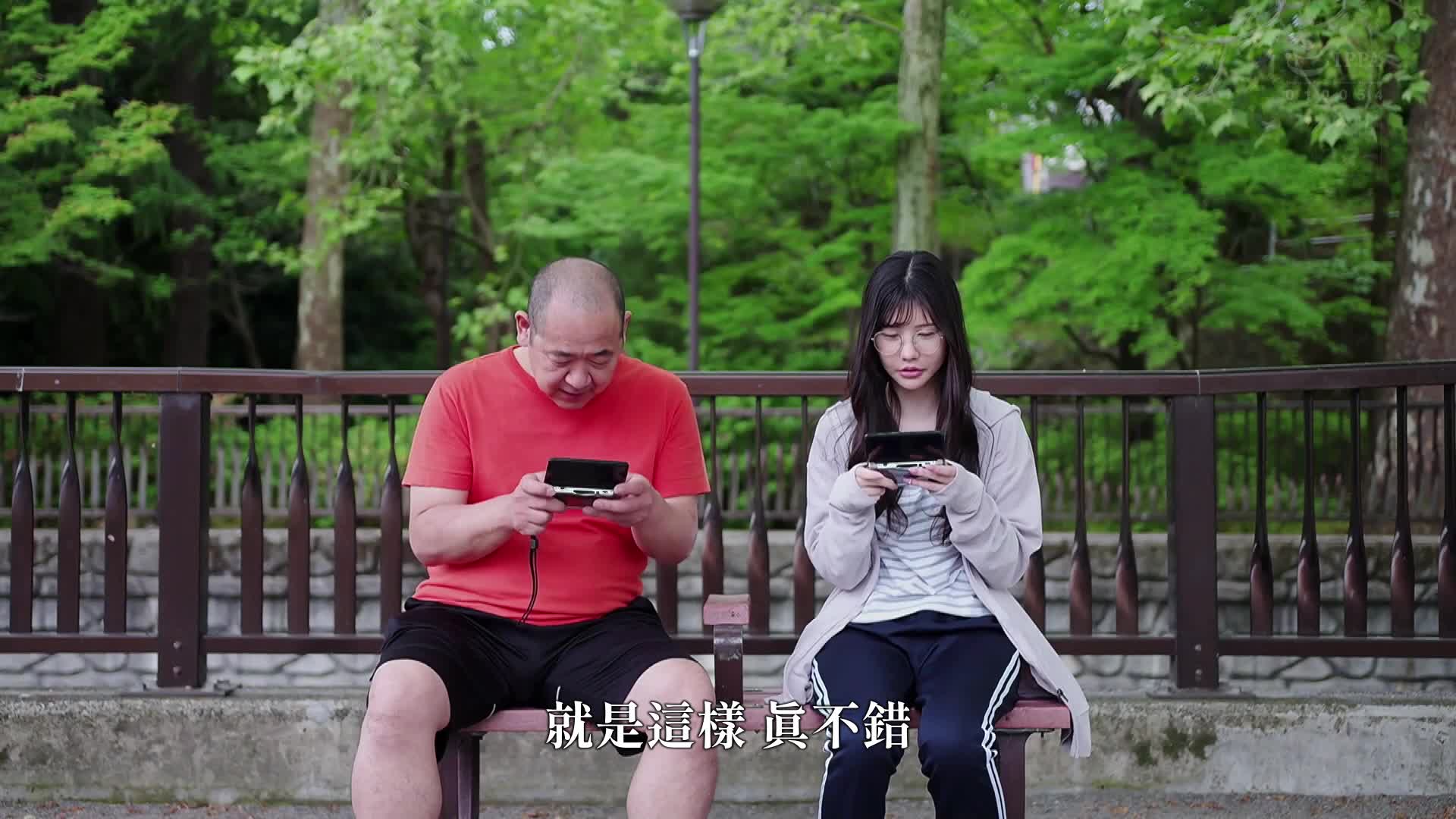 一个独居的中年男子住在垃圾房里，和隔壁住着的宅男游戏宅女（三十几岁）发生性关系的故事。蓝芽水月 - AV大平台-中文字幕,成人影片,AV,国产,线上看