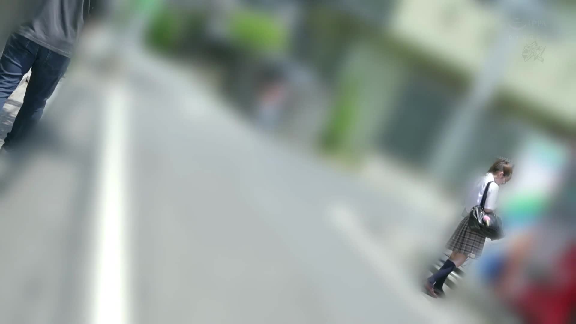 痴汉豚的遥控训练让她欲火焚身，在户外给她一个深吻，不顾一切地膝盖发抖像小鹿一样高潮，主动要求内射堕落性交的。天羽梨梨花 - AV大平台-中文字幕,成人影片,AV,国产,线上看