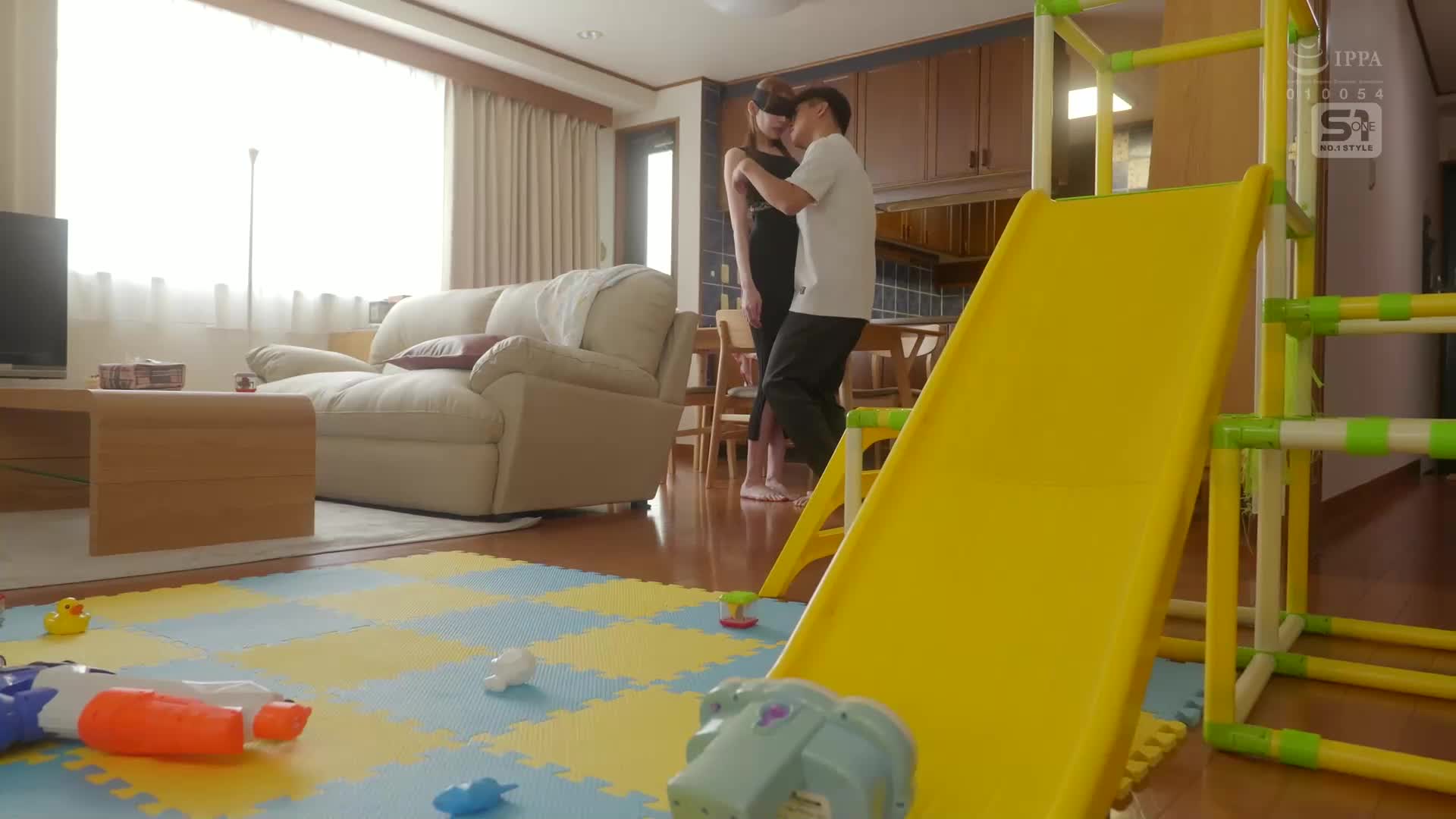 妻子回娘家，家中叫来M女专业外送服务，却是儿子就读幼稚园传闻中的美女老师！抓住弱点逼迫进行极限口交、勒颈、强迫性行为，无节制的SM调教3天！枫富爱 - AV大平台-中文字幕,成人影片,AV,国产,线上看