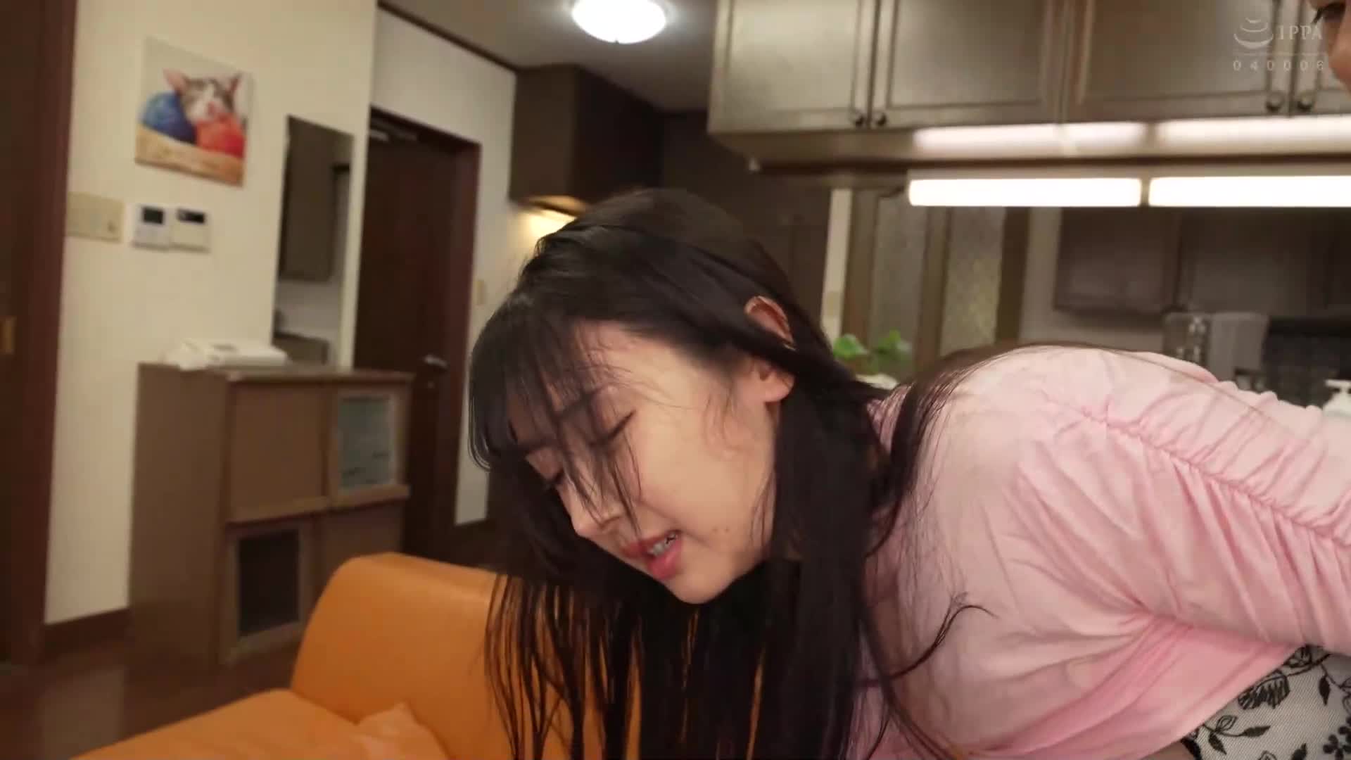 在某家餐厅工作的轻浮主妇，被邀请去玩游戏后毫不犹豫地跟随到家中并进行生肉中出 小野坂唯花 - AV大平台-中文字幕,成人影片,AV,国产,线上看