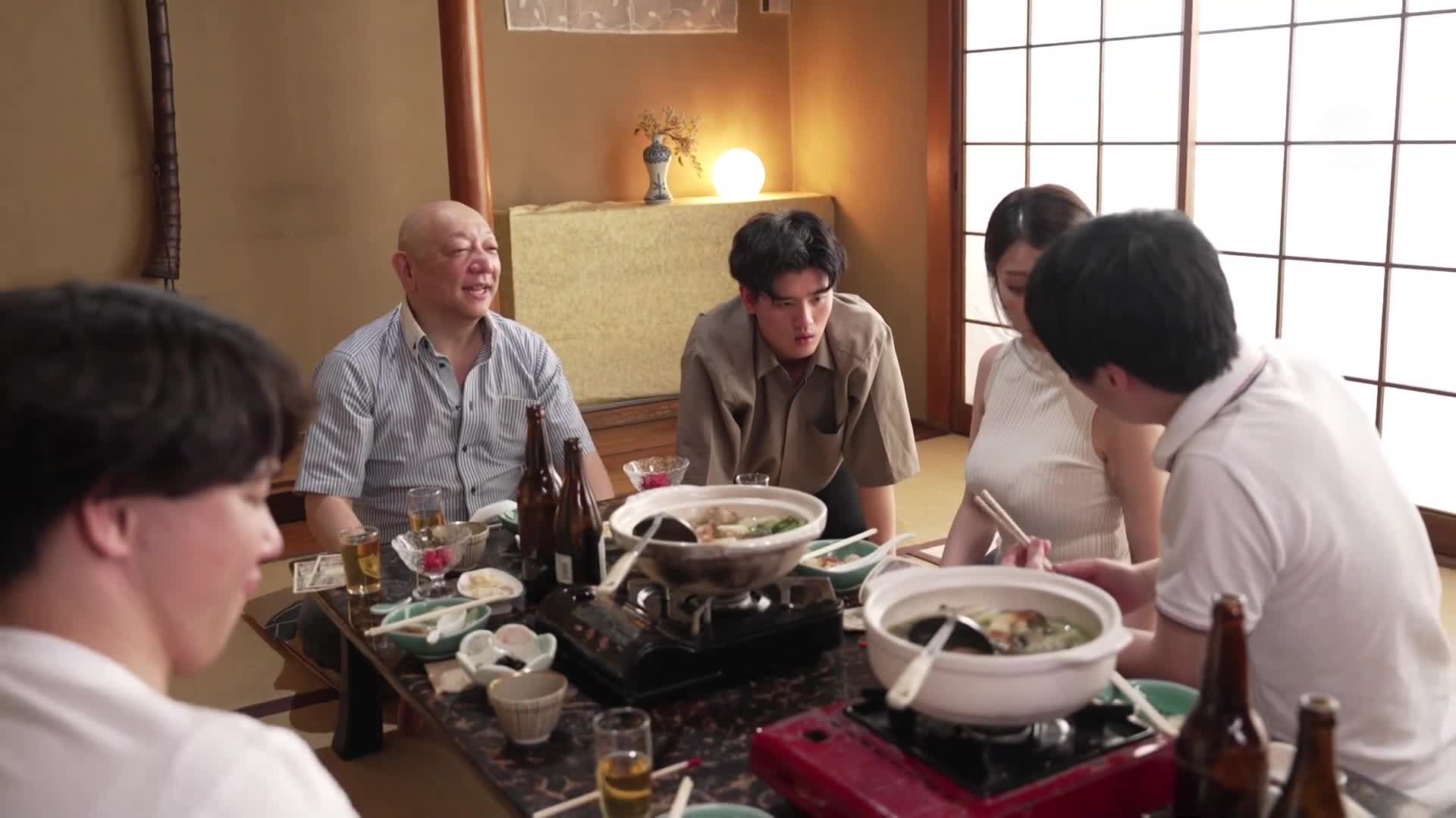 在社团旅行中...一位妻子只给了丈夫一条毛巾，让他进入了一个聚集性爱男子的男浴室，最终被寝取的结局。橘玛丽 - AV大平台-中文字幕,成人影片,AV,国产,线上看