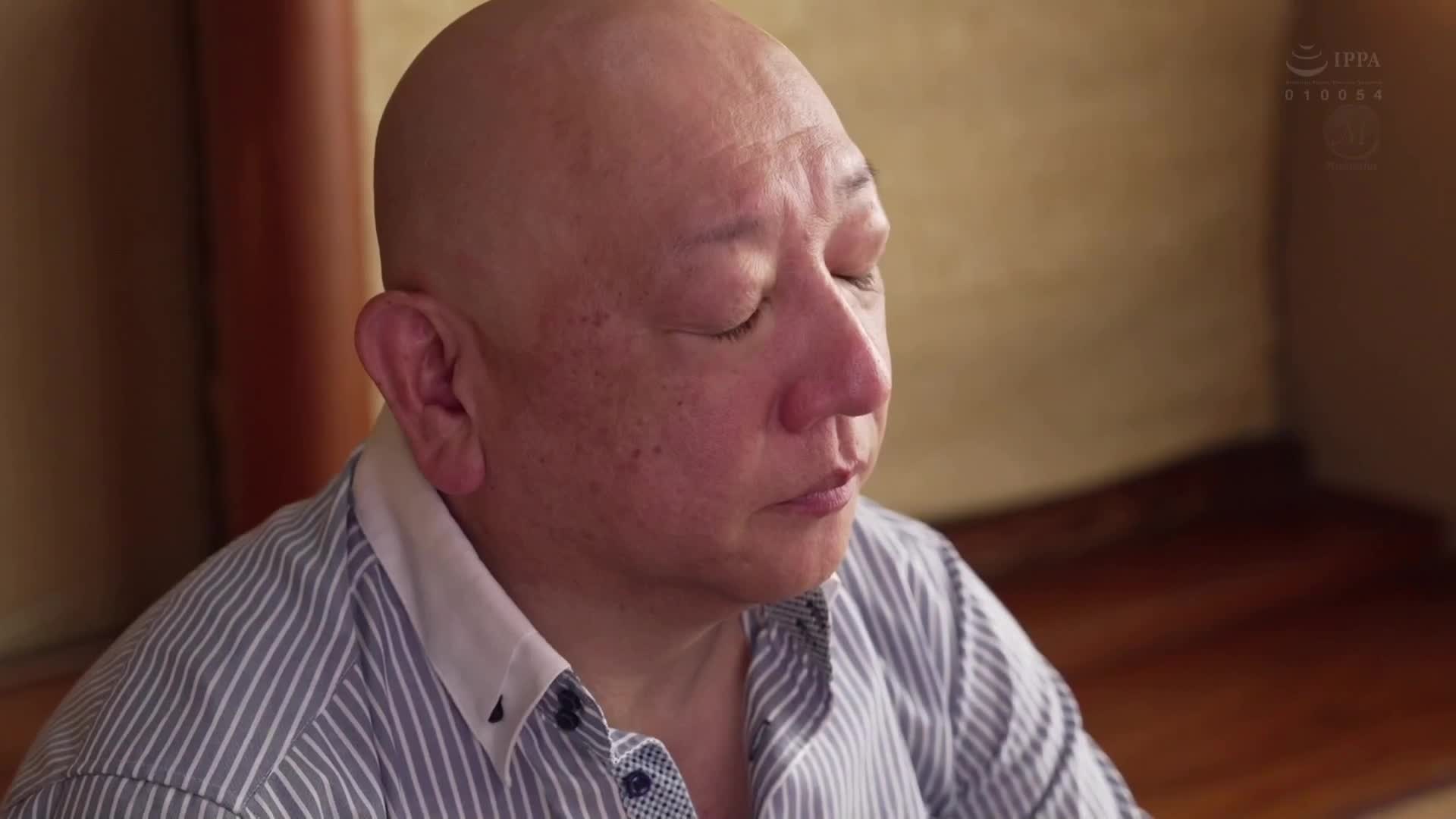 在社团旅行中...一位妻子只给了丈夫一条毛巾，让他进入了一个聚集性爱男子的男浴室，最终被寝取的结局。橘玛丽 - AV大平台-中文字幕,成人影片,AV,国产,线上看