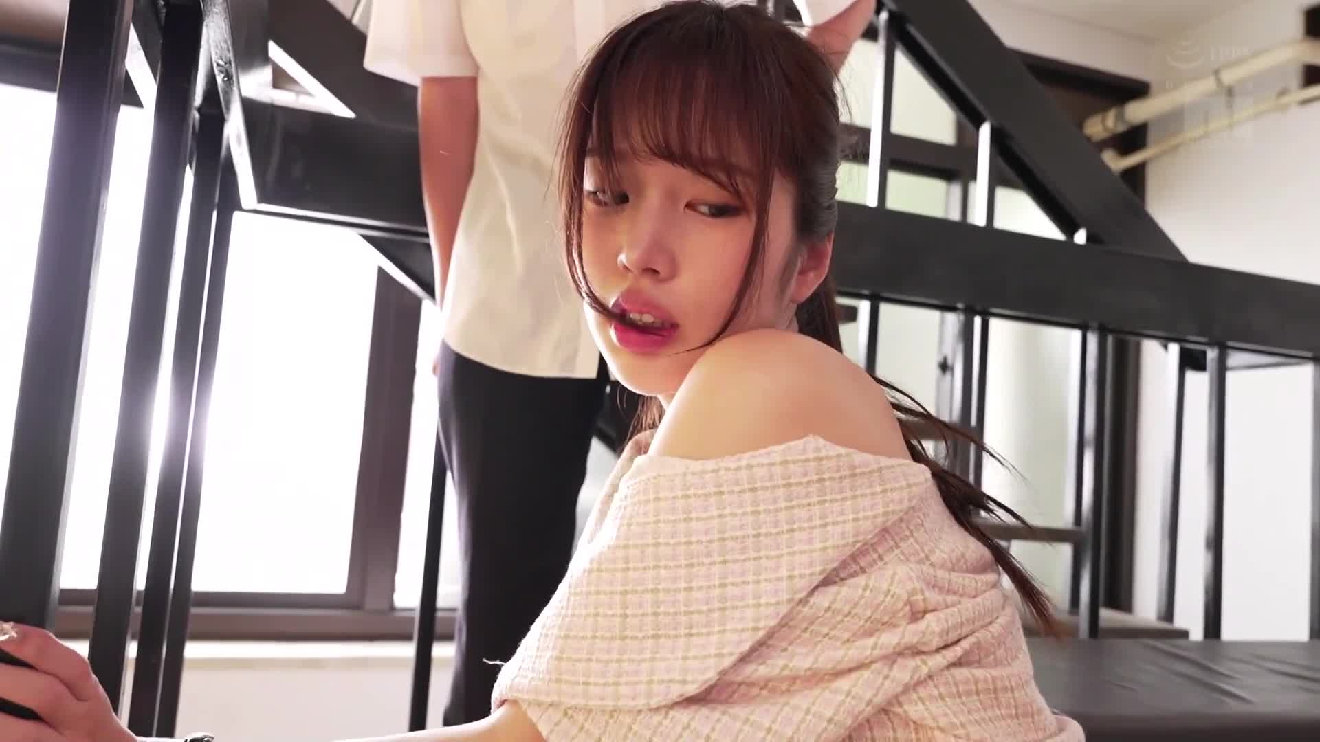你这傲慢的家伙 新任女教师远程调教欺凌，在课堂上反复进行远程停止，眼泪汪汪地膝盖发软失禁高潮！新井里真 - AV大平台-中文字幕,成人影片,AV,国产,线上看