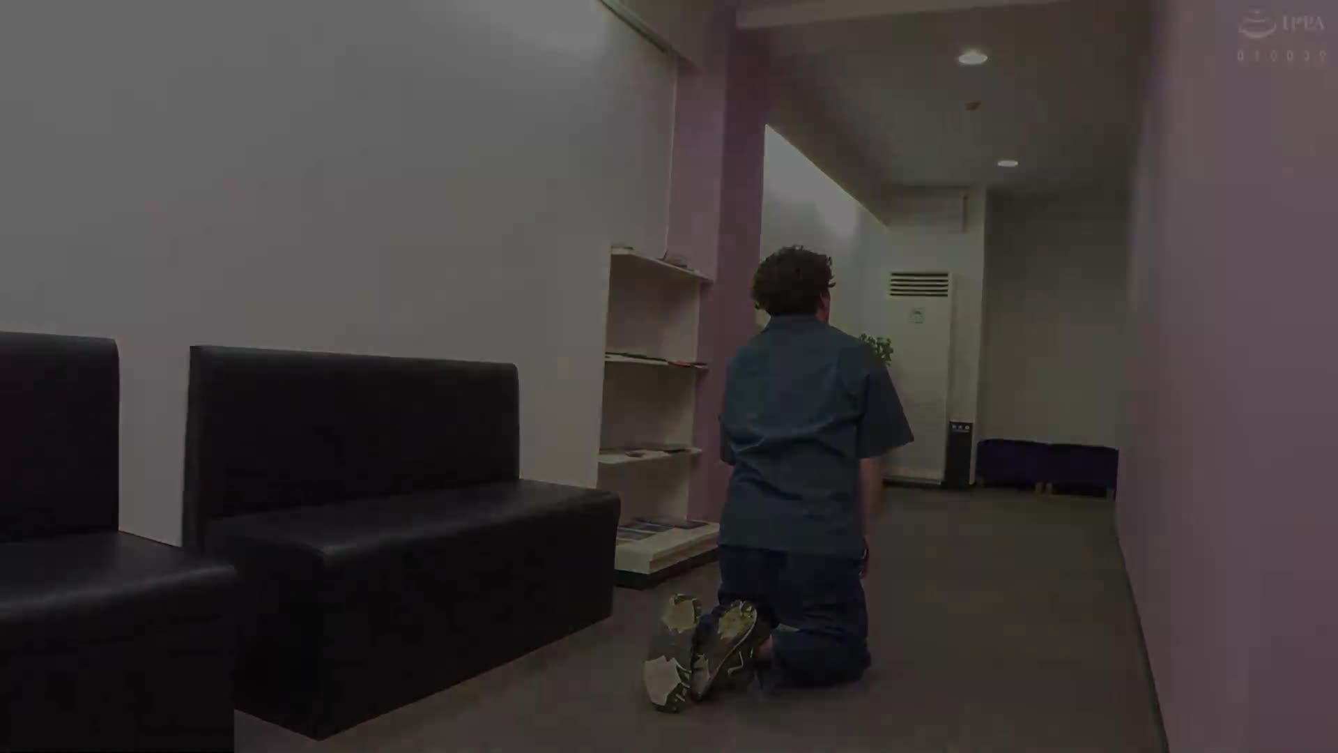 在平日的白天电影院里，只有我和一个辣妹客人...。明明是我非常想看的电影，却一直被这个辣妹从衣服上摸弄我的乳头和鸡鸡...。 - AV大平台-中文字幕,成人影片,AV,国产,线上看