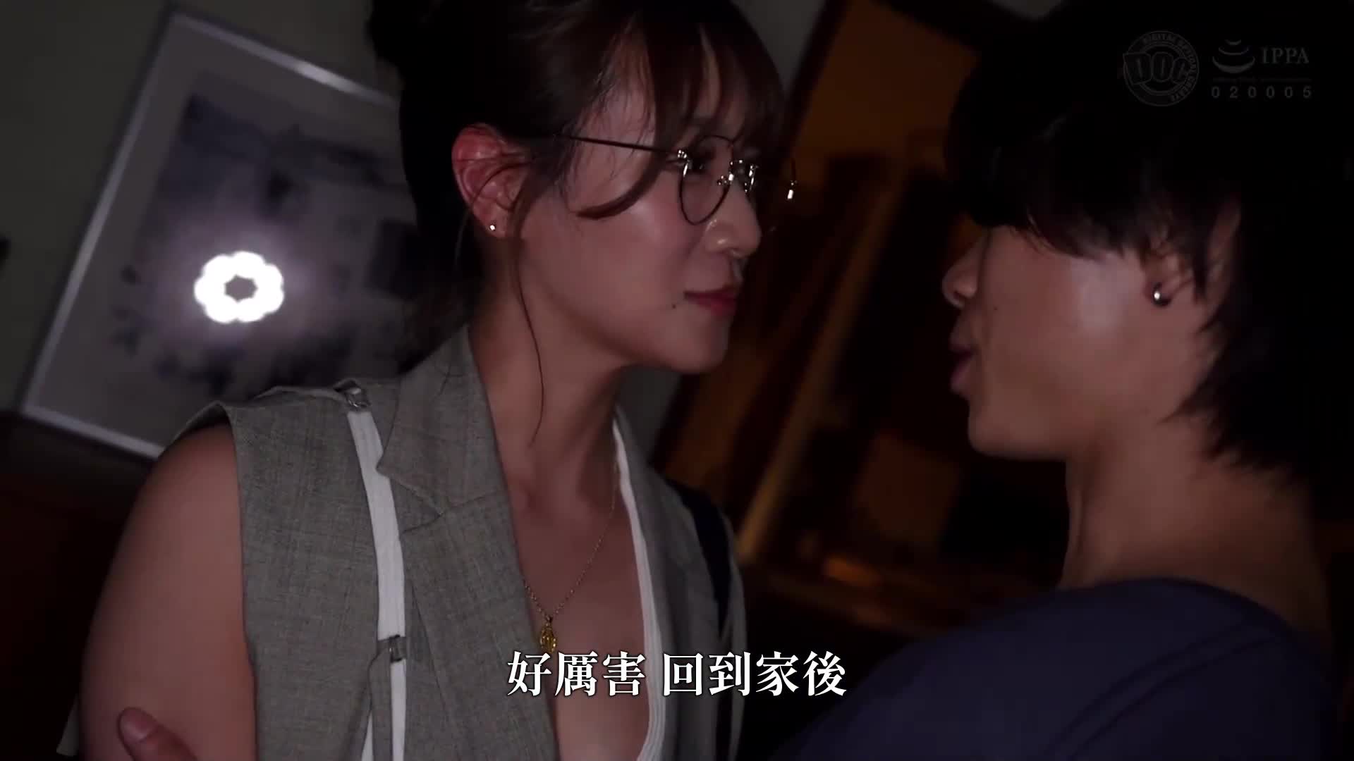 [AI解码版]【眼镜后的欲望】柔和色气的知性美人妻──脱下时展现G罩杯淫荡身躯！从一开始的保守，渐渐变成追求羞耻游戏的淫荡面容！在丈夫不知情下在家中进行背德的性爱！ 【感谢淫荡】【美月】 - AV大平台-中文字幕,成人影片,AV,国产,线上看