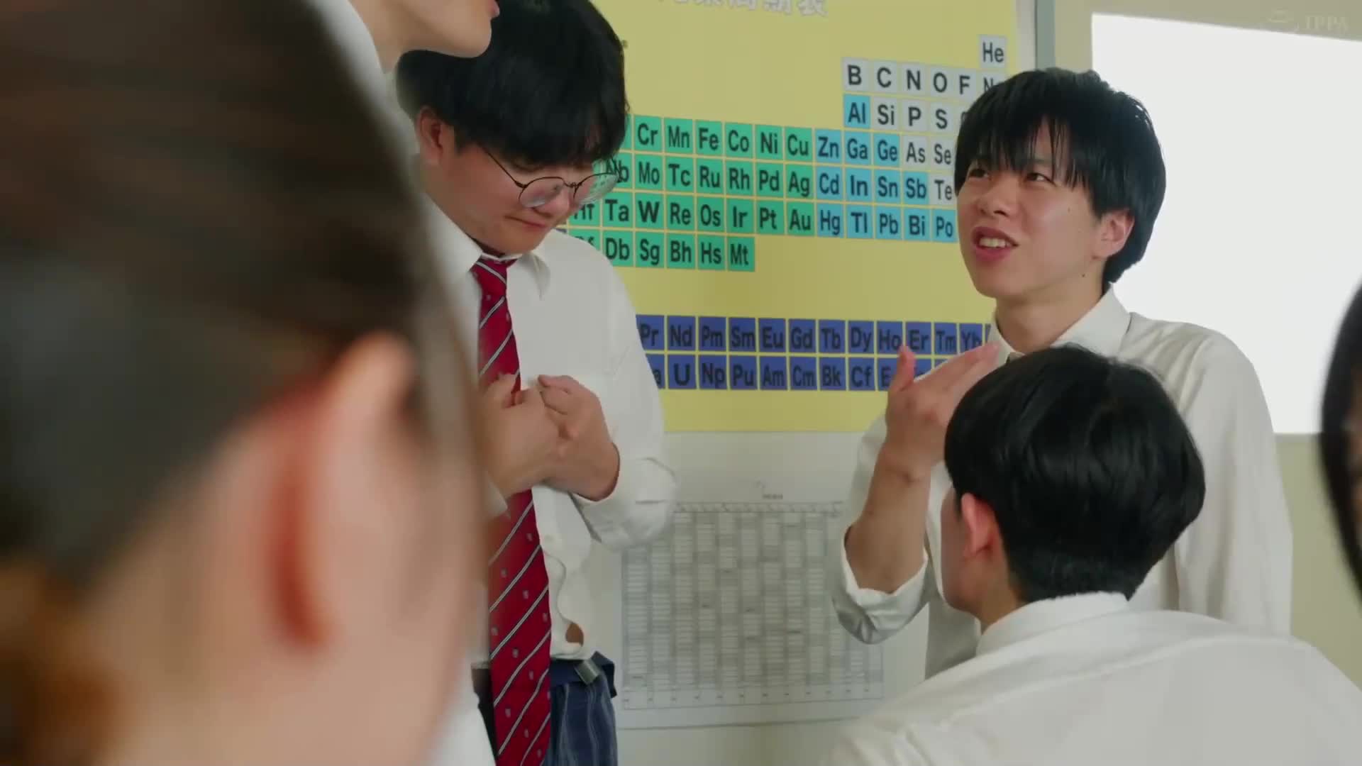 “来吧，今天让我们尽情性爱！”“从今天开始，‘英语’课程取消。新的必修科目是‘性交’！”课程非常实践！第一次见到异性的身体，老师们的示范，以及分发的安全套...当听到“下次是实际操作”时，教室一片大混乱！ - AV大平台-中文字幕,成人影片,AV,国产,线上看