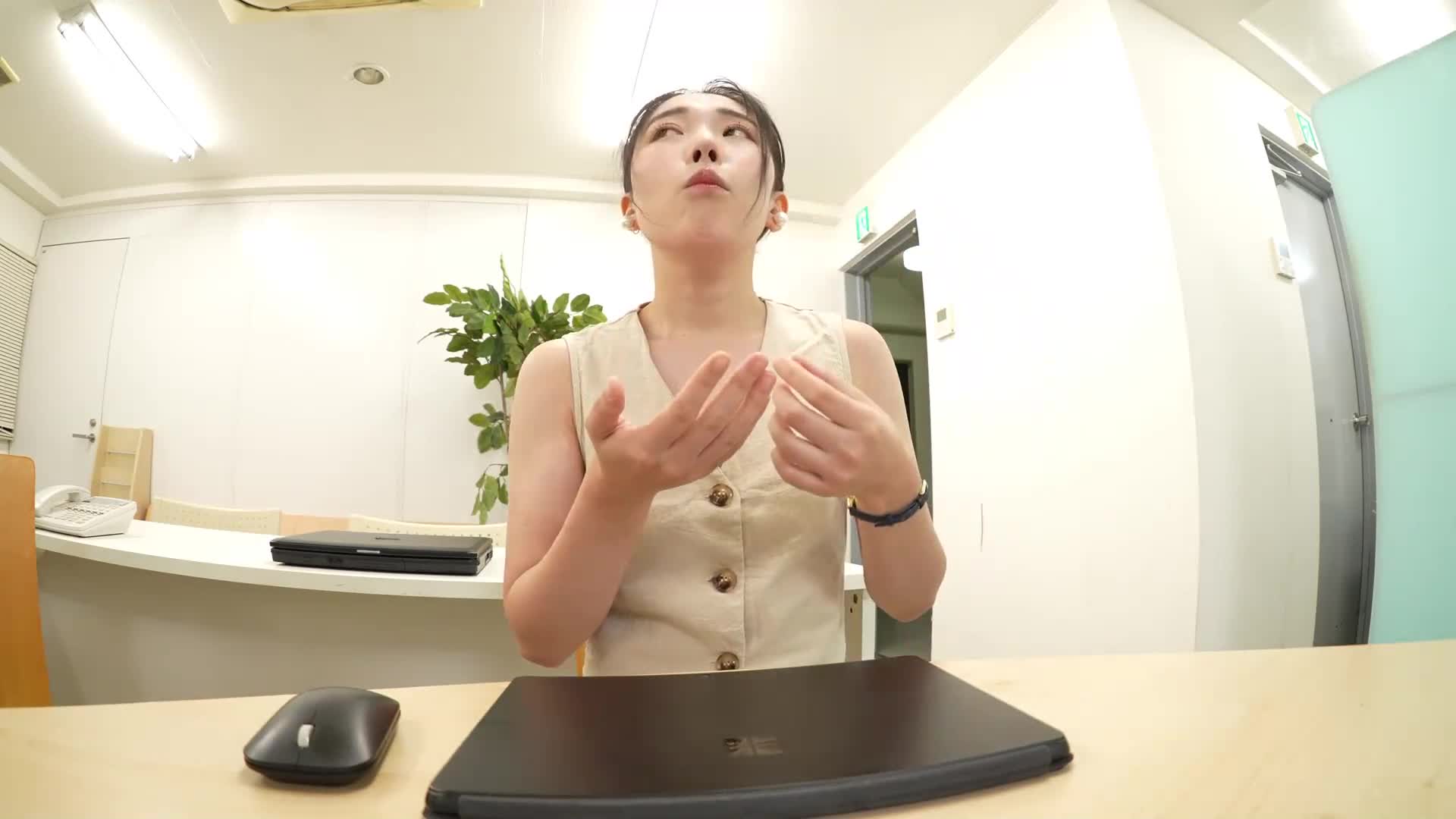 [AI解码版]【偷窥性骚扰】在办公室加班时，只有两个人在，用催情利尿剂刺激了变得早泄敏感的年轻女下属，迫使她多次尿失禁高潮的大屁股OL 皆月光 - AV大平台-中文字幕,成人影片,AV,国产,线上看