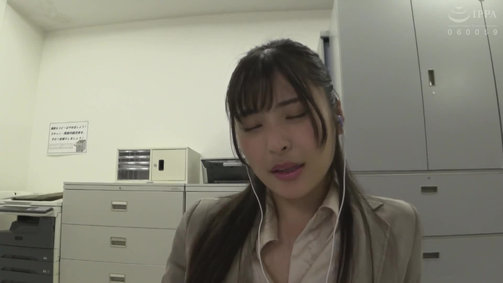 办公室淫荡的感觉...随时可以任人触摸的纤细巨乳女孩【淫荡的办公室女士-日菜24岁的情况】似鸟日菜 - AV大平台-中文字幕,成人影片,AV,国产,线上看