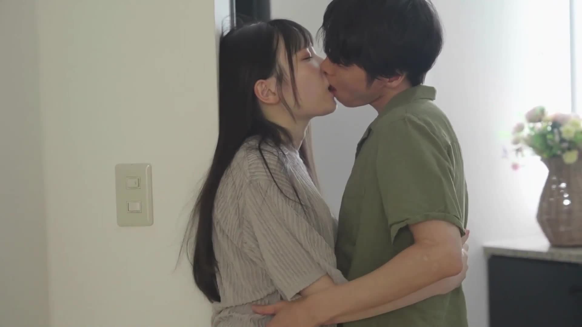 远距离恋爱中的她，即使安全套破裂，仍然继续激烈地内射，展开纯爱绝伦的性交。望实香苗 - AV大平台-中文字幕,成人影片,AV,国产,线上看