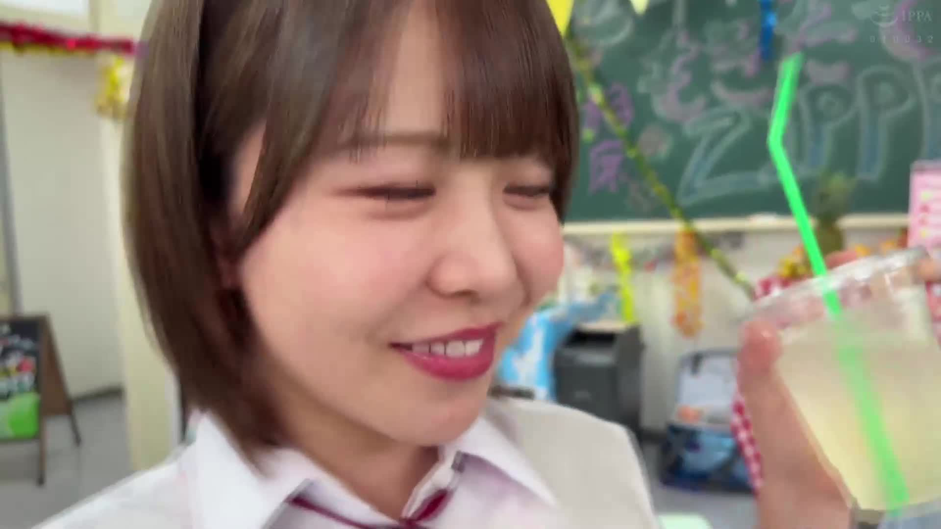 「超新鲜！刚摘女子○生如何？」学园祭的模拟店开设了可以与女子○生共坐的水果冰淇淋店！丰满的女子○生会坐在客人膝盖上的共坐系统！制服上到处都有拉链，可以自由打开和关闭！可以伸手进去…摸摸… - AV大平台-中文字幕,成人影片,AV,国产,线上看