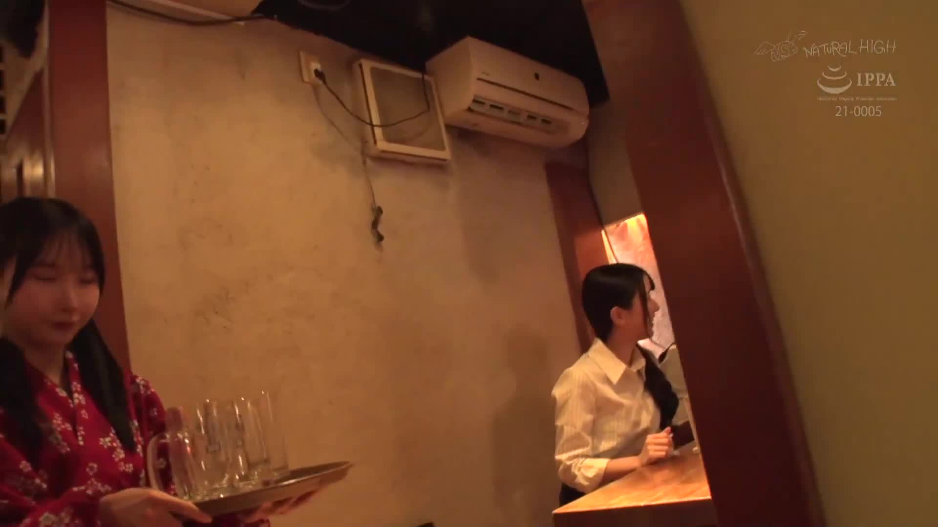 在营业中的居酒屋里被女酒保弄得湿透，偷偷地用手指玩弄到漏尿高潮的敏感女性3 - AV大平台-中文字幕,成人影片,AV,国产,线上看