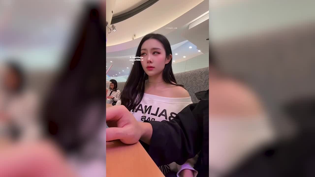 超美整活御姐-汐梦瑶-在全是人的商场里帮别人打飞机，期间一直有人经过，太刺激了，最后把精液射在鸡蛋仔上再全部吃下去，色气满满~ - AV大平台-中文字幕,成人影片,AV,国产,线上看