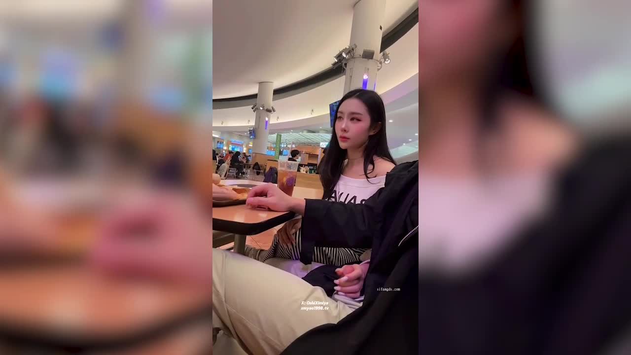 超美整活御姐-汐梦瑶-在全是人的商场里帮别人打飞机，期间一直有人经过，太刺激了，最后把精液射在鸡蛋仔上再全部吃下去，色气满满~ - AV大平台-中文字幕,成人影片,AV,国产,线上看