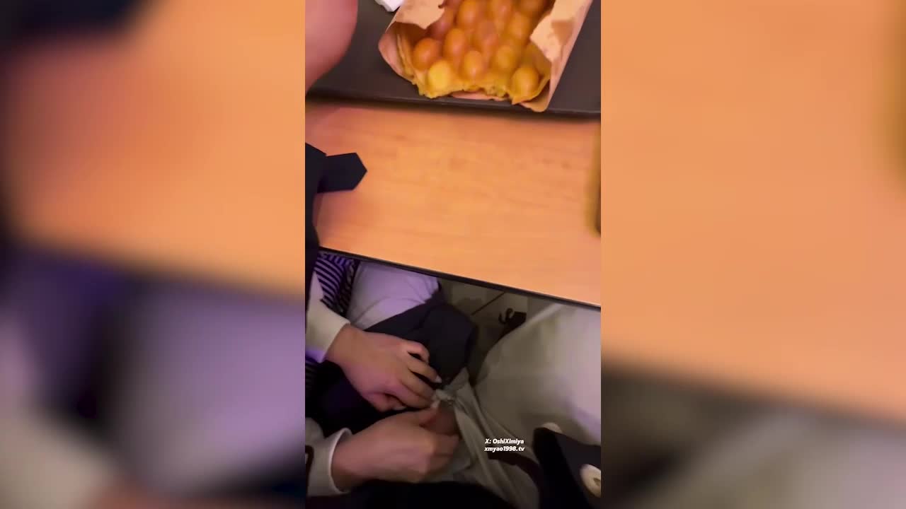 超美整活御姐-汐梦瑶-在全是人的商场里帮别人打飞机，期间一直有人经过，太刺激了，最后把精液射在鸡蛋仔上再全部吃下去，色气满满~ - AV大平台-中文字幕,成人影片,AV,国产,线上看