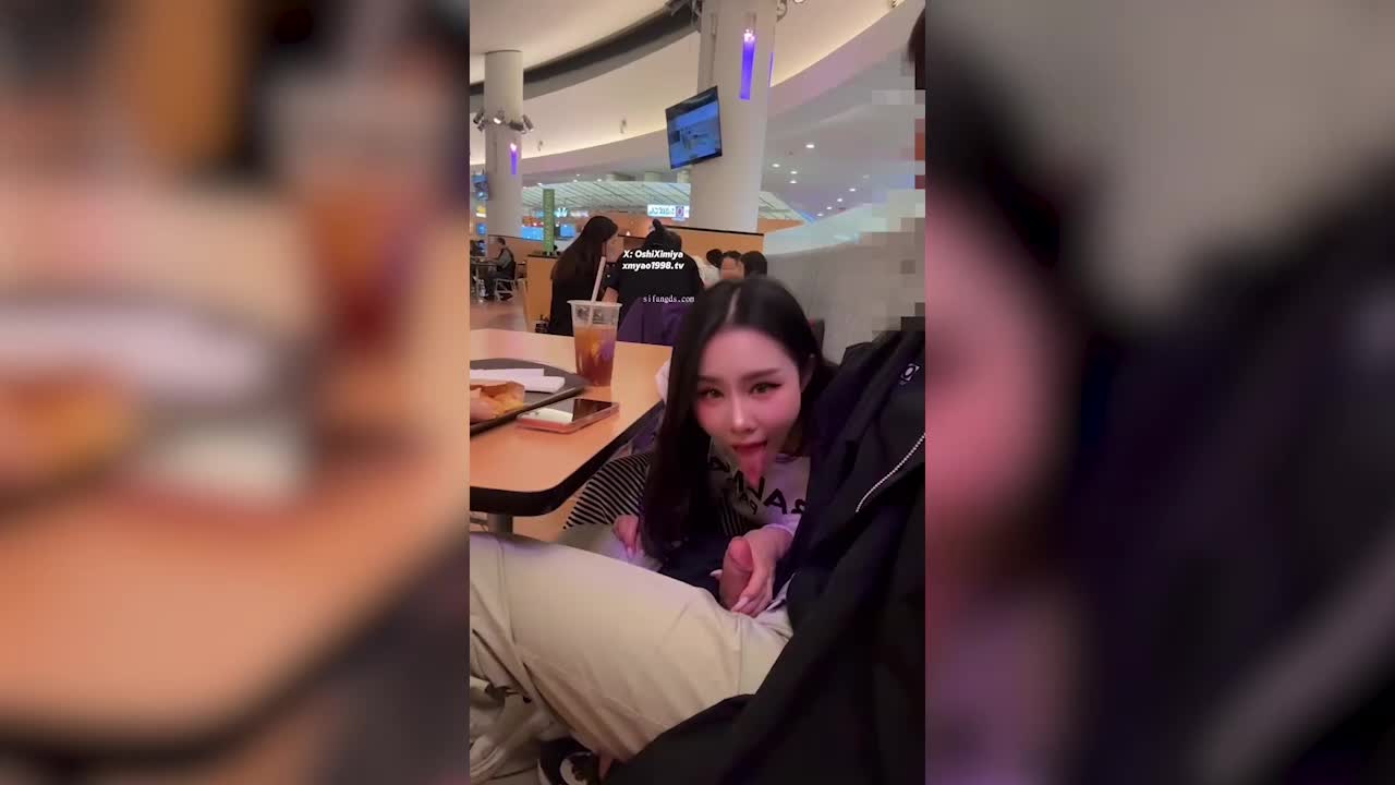 超美整活御姐-汐梦瑶-在全是人的商场里帮别人打飞机，期间一直有人经过，太刺激了，最后把精液射在鸡蛋仔上再全部吃下去，色气满满~ - AV大平台-中文字幕,成人影片,AV,国产,线上看