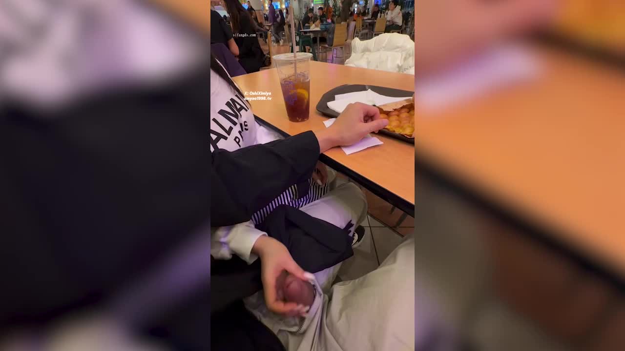 超美整活御姐-汐梦瑶-在全是人的商场里帮别人打飞机，期间一直有人经过，太刺激了，最后把精液射在鸡蛋仔上再全部吃下去，色气满满~ - AV大平台-中文字幕,成人影片,AV,国产,线上看