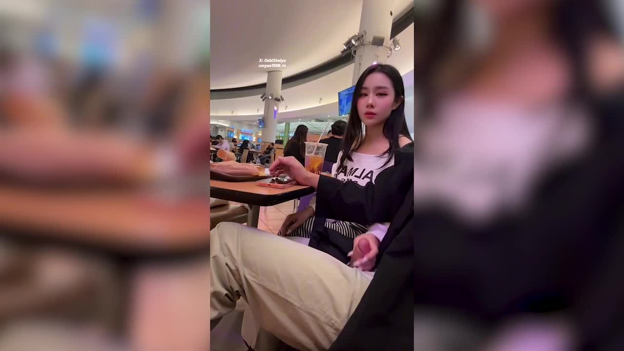 超美整活御姐-汐梦瑶-在全是人的商场里帮别人打飞机，期间一直有人经过，太刺激了，最后把精液射在鸡蛋仔上再全部吃下去，色气满满~ - AV大平台-中文字幕,成人影片,AV,国产,线上看