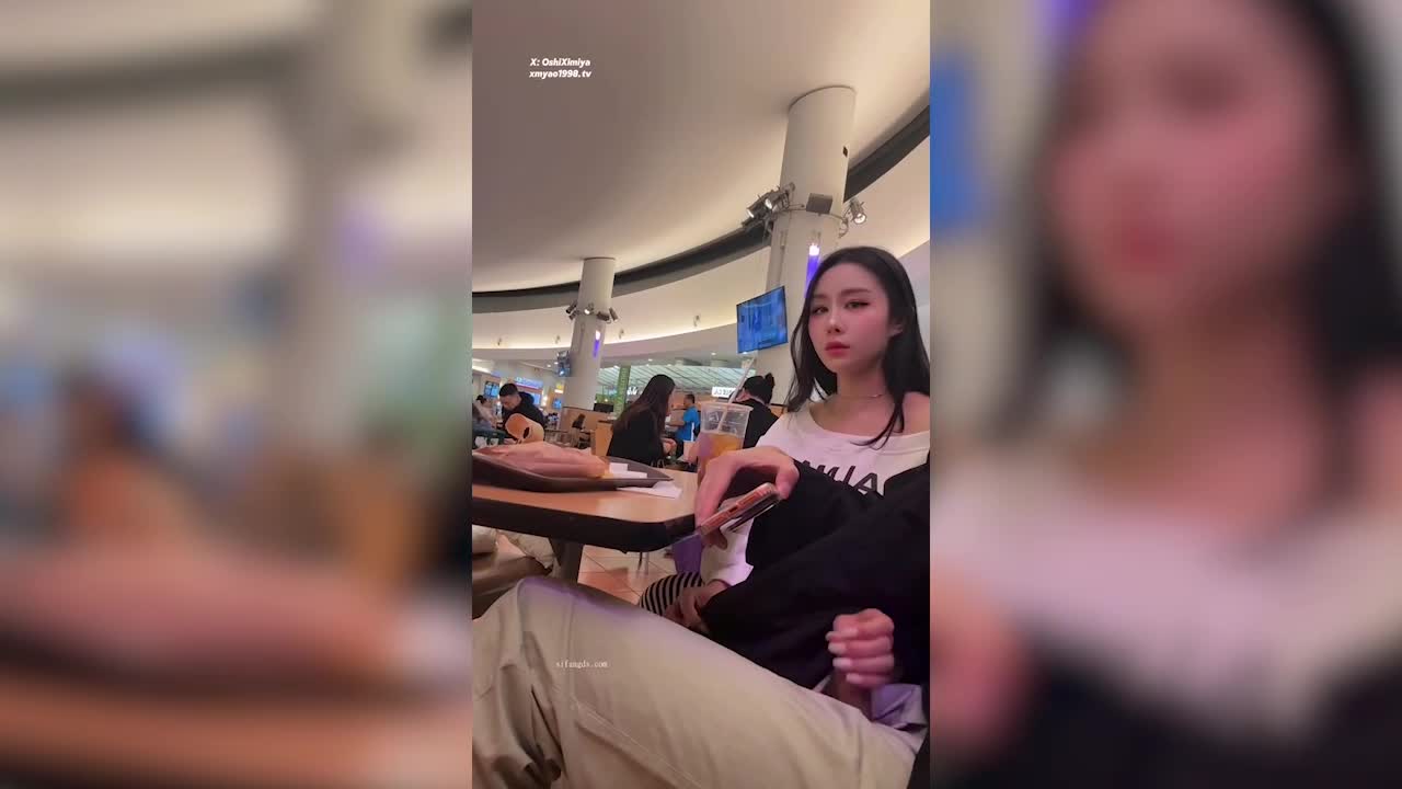 超美整活御姐-汐梦瑶-在全是人的商场里帮别人打飞机，期间一直有人经过，太刺激了，最后把精液射在鸡蛋仔上再全部吃下去，色气满满~ - AV大平台-中文字幕,成人影片,AV,国产,线上看