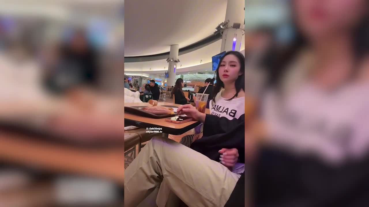 超美整活御姐-汐梦瑶-在全是人的商场里帮别人打飞机，期间一直有人经过，太刺激了，最后把精液射在鸡蛋仔上再全部吃下去，色气满满~ - AV大平台-中文字幕,成人影片,AV,国产,线上看