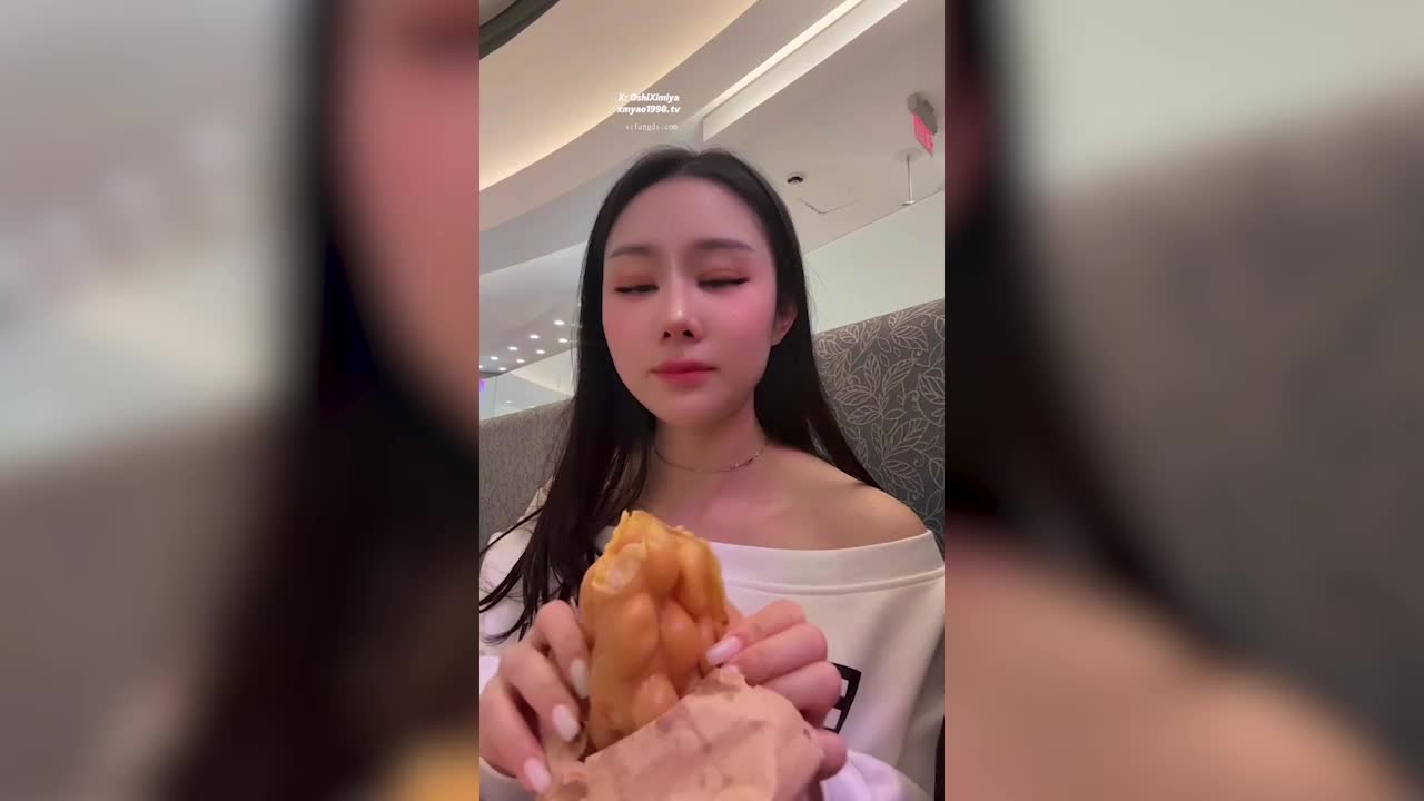 超美整活御姐-汐梦瑶-在全是人的商场里帮别人打飞机，期间一直有人经过，太刺激了，最后把精液射在鸡蛋仔上再全部吃下去，色气满满~ - AV大平台-中文字幕,成人影片,AV,国产,线上看