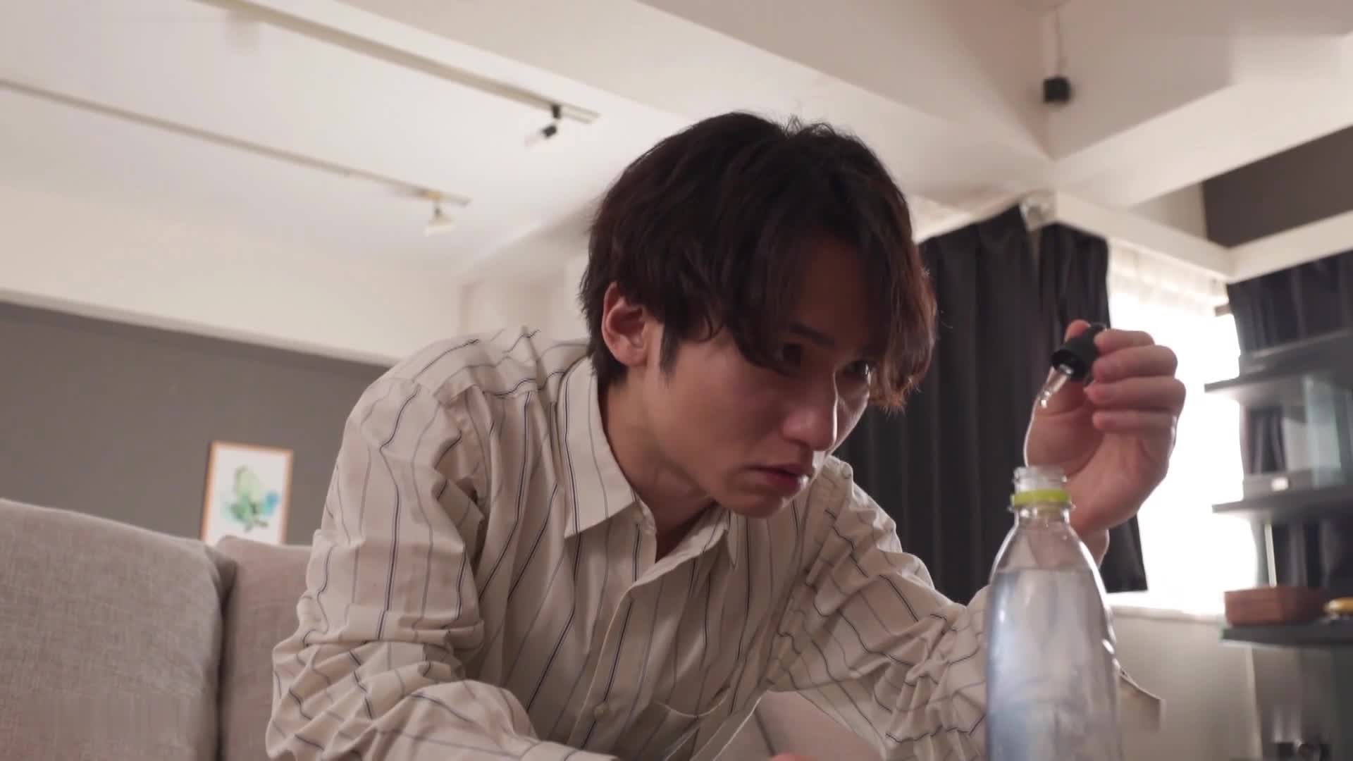 [AI解码版]怪异网购买的媚药，无知纯净的女子校生误喝后发情！ ！疯狂用手指抓擦私处，在桌角上磨擦自慰！ ！湿润的阴道执着地贪婪地接受亲人的阳具，恳求内射性爱！ ！ - AV大平台-中文字幕,成人影片,AV,国产,线上看
